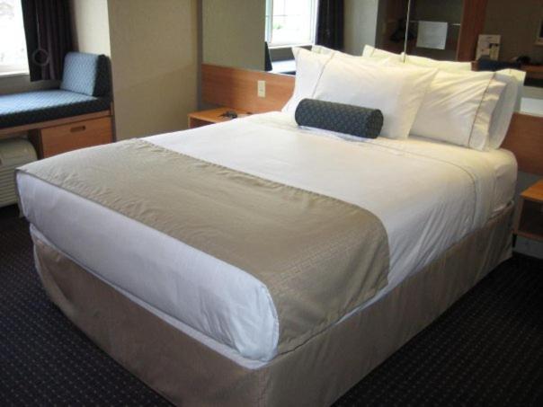 Queen Room with Bathtub - Mobility/Hearing Accessible - Non-Smoking - Photo 3