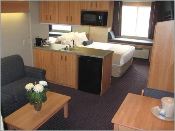 Queen Suite - Non-Smoking - Photo 1
