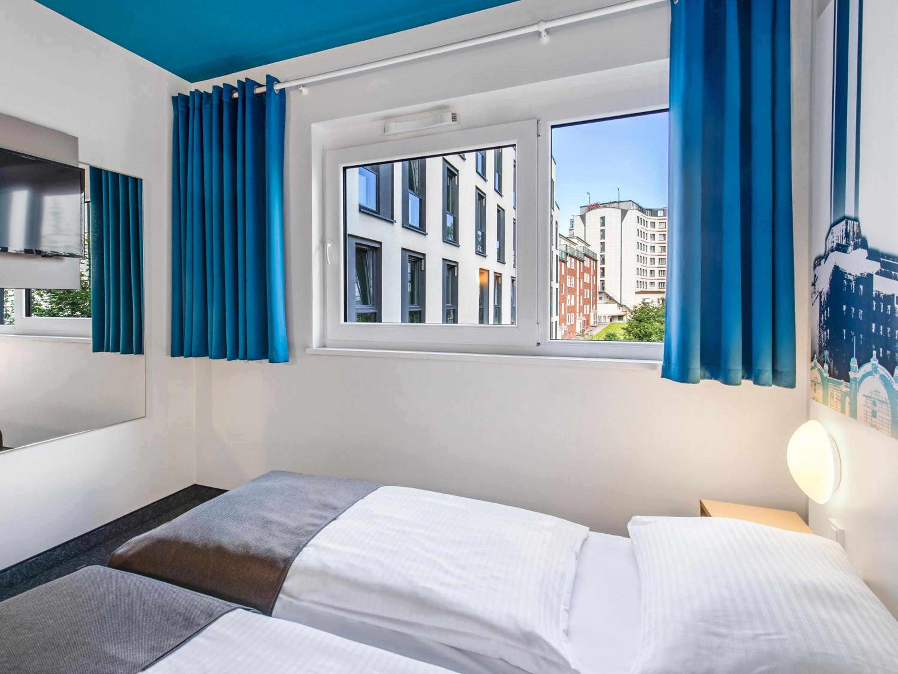 Twin Room thumbnail 5