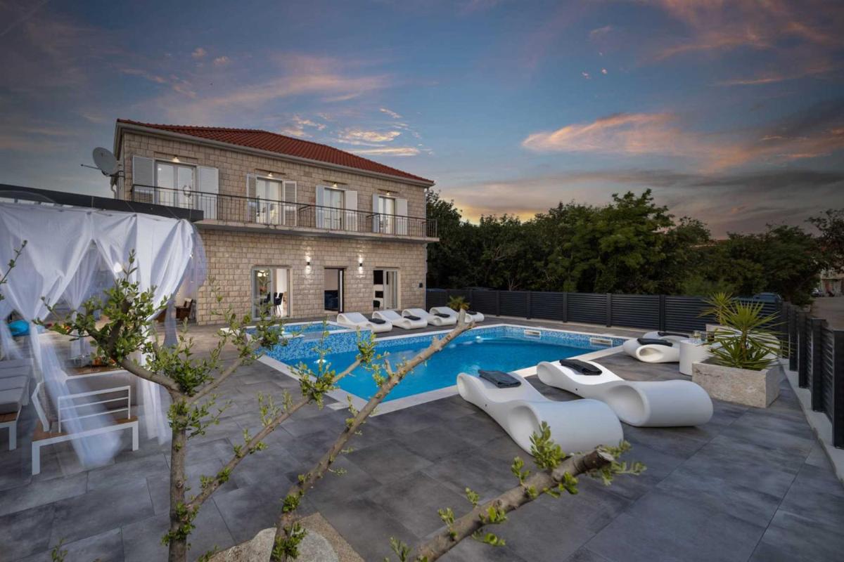 Villa photo 1