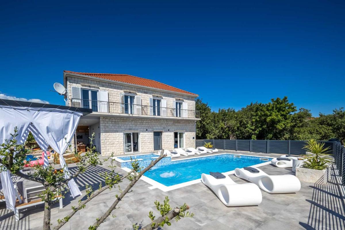 Villa photo 2