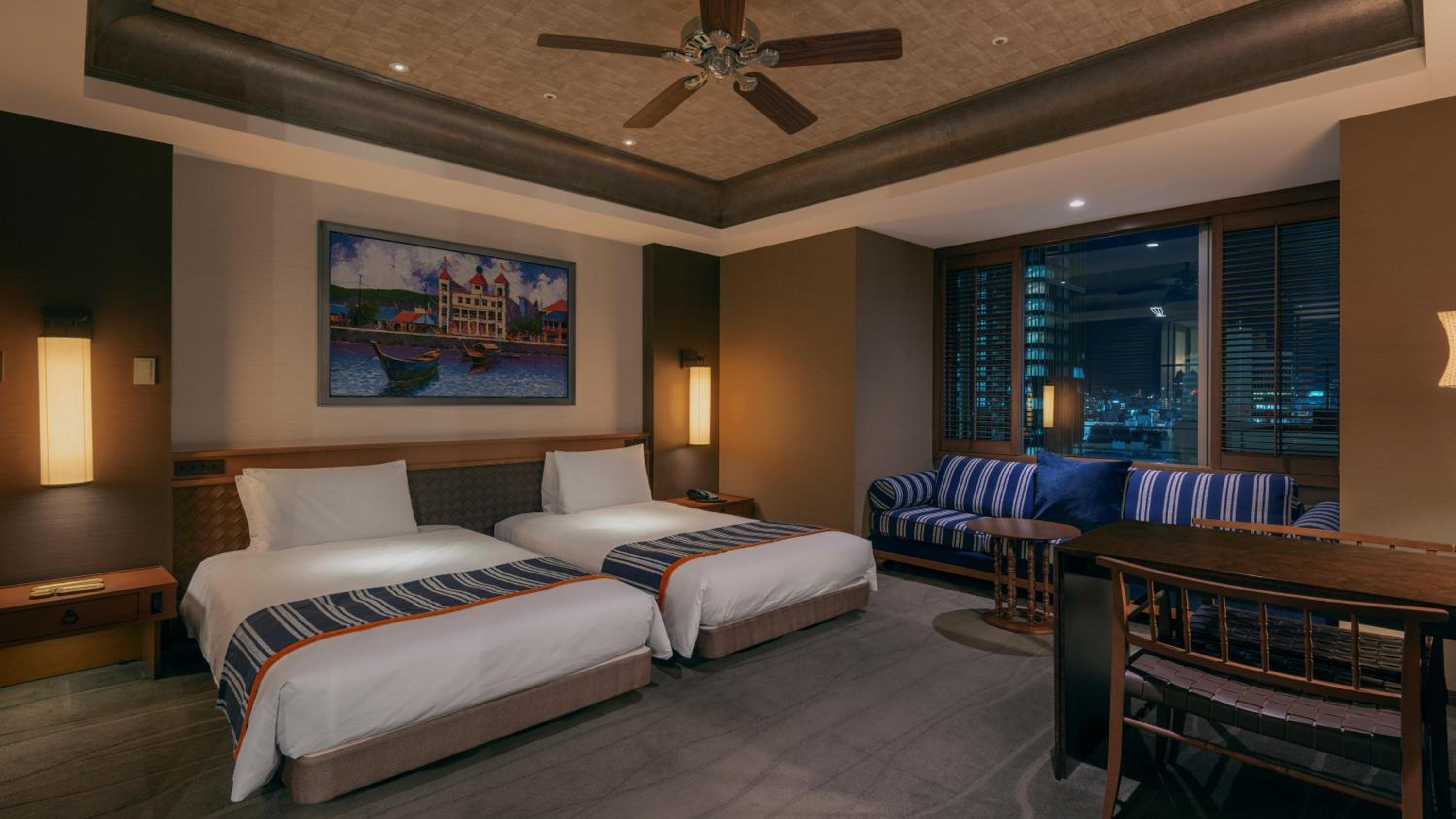 Club Deluxe Twin Room (Corner Room) - City Side with Complimentary Minibar - Photo 8