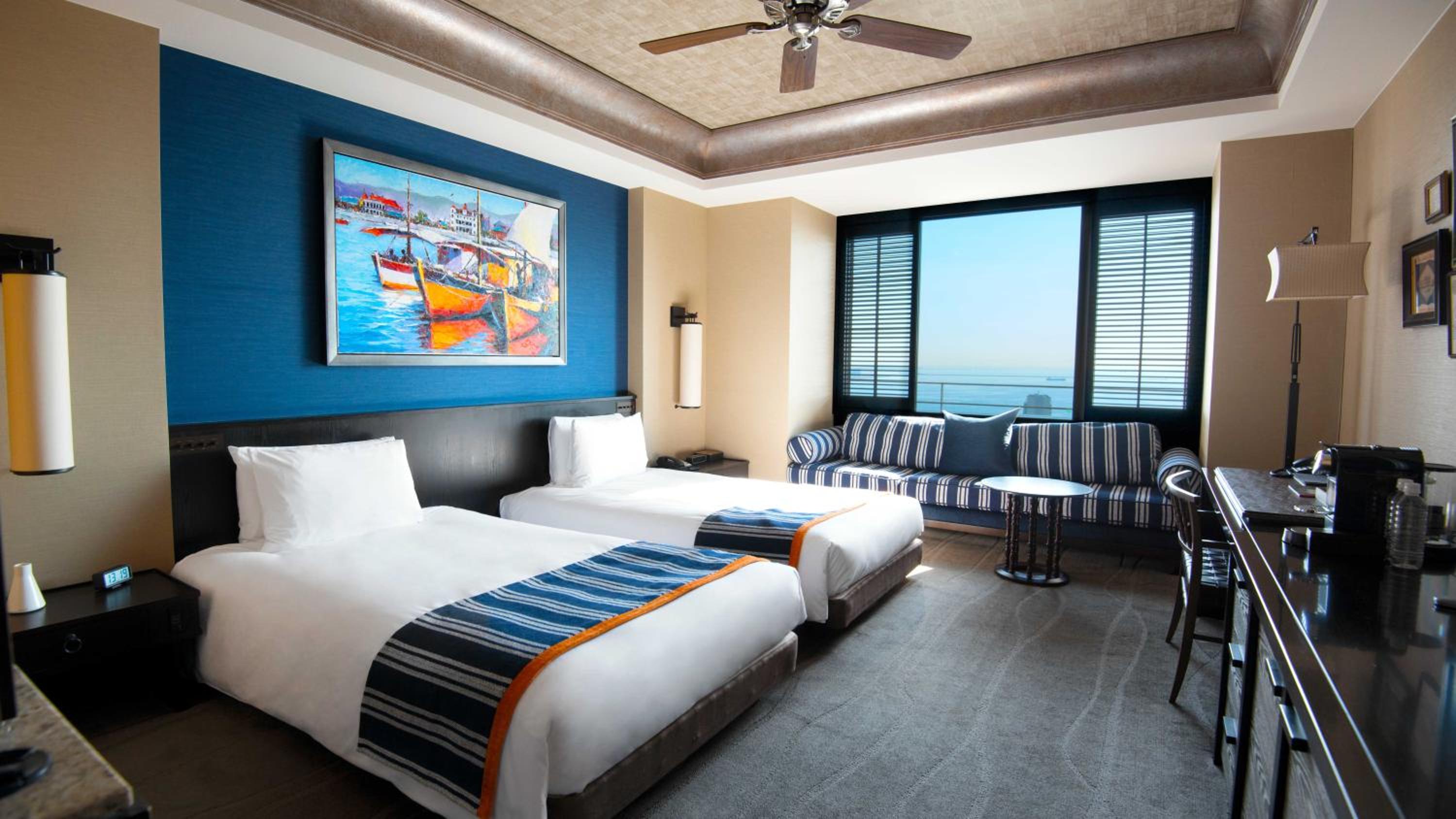 Club Twin Room - Harbor View on Higher Floor with Complimentary Mini-bar - Photo 6