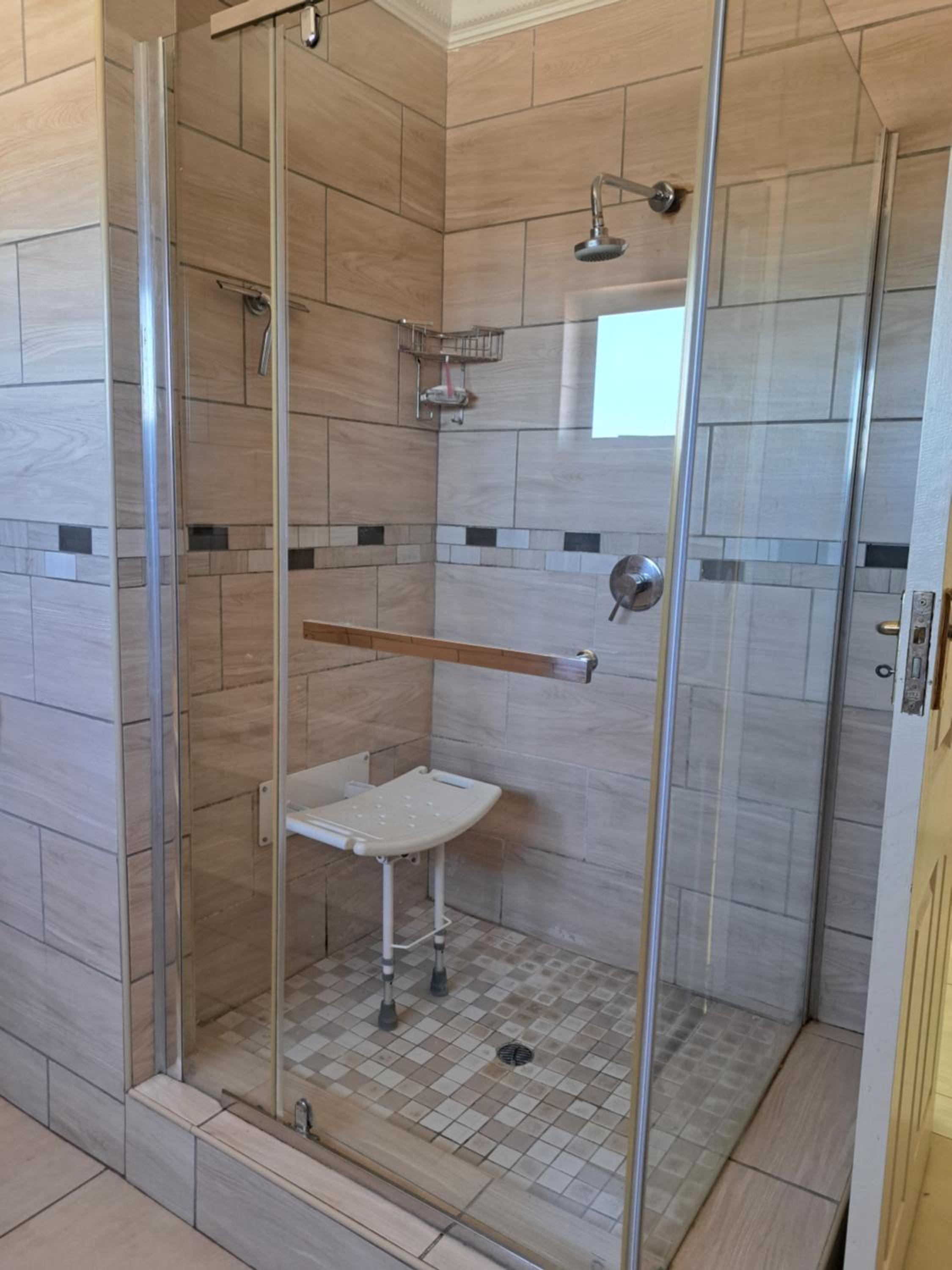 Family Room with Shared Bathroom photo 3
