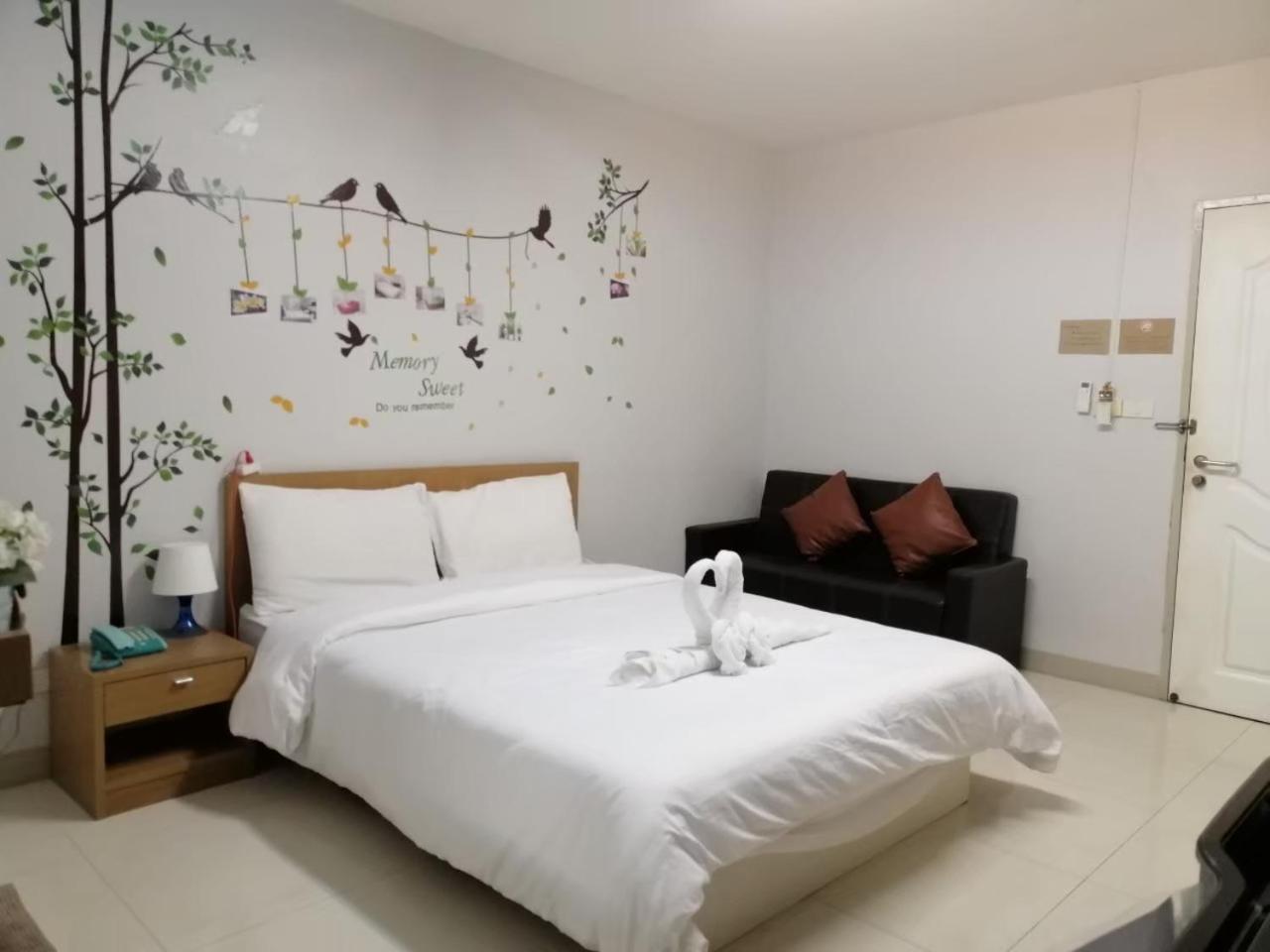 Queen Room with Balcony photo 3