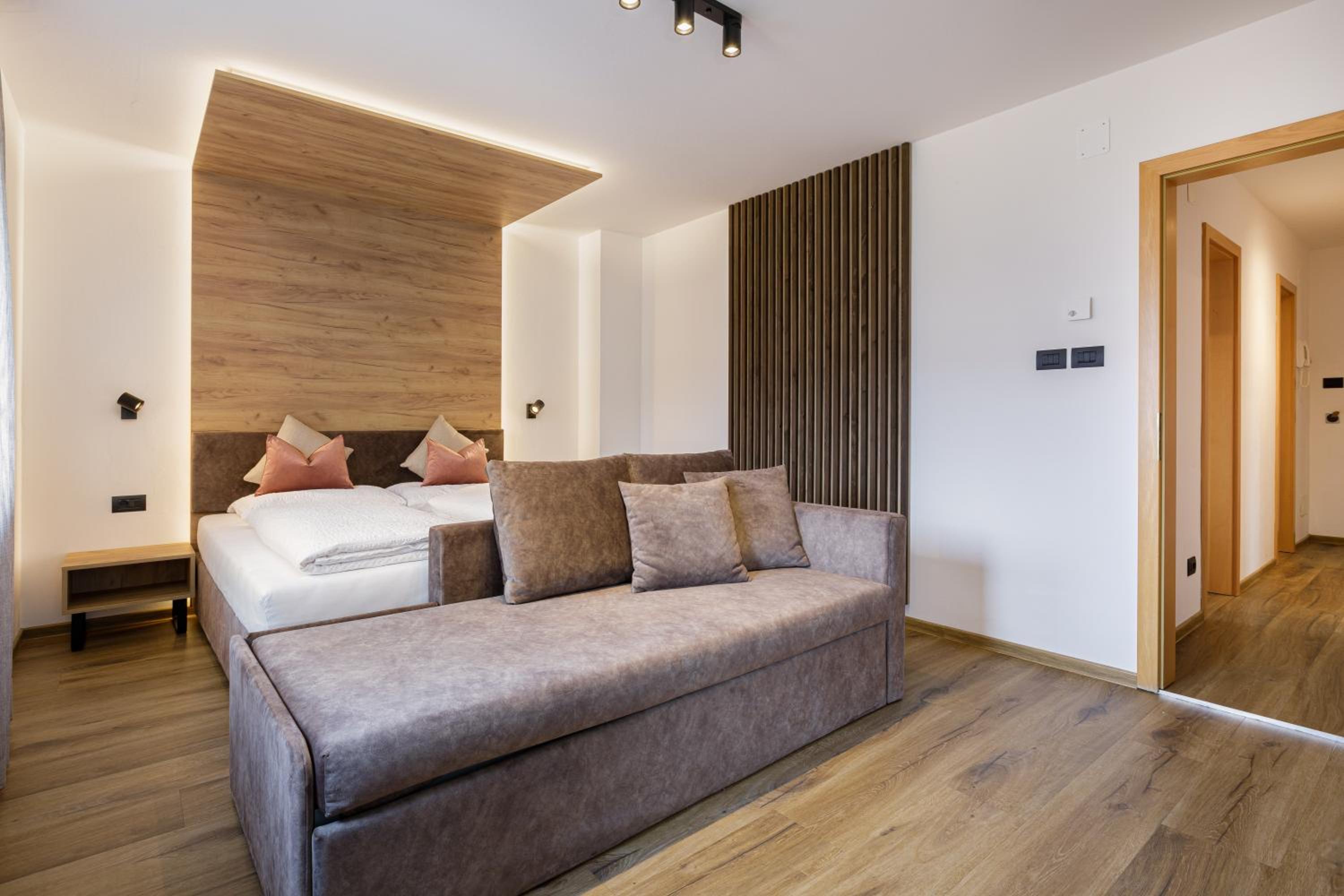 Apartment with Balcony - Photo 4