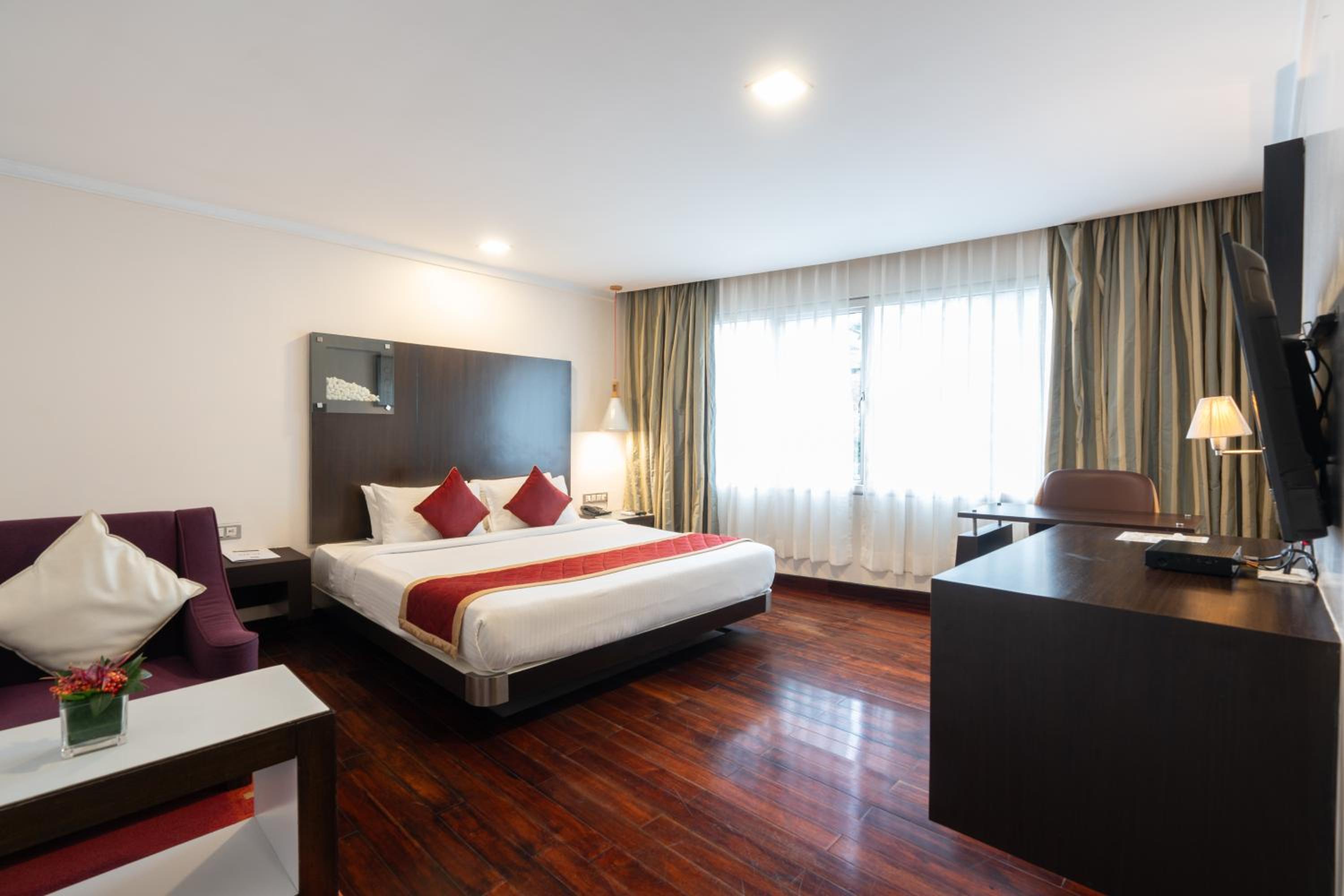 Executive Suite - Photo 1