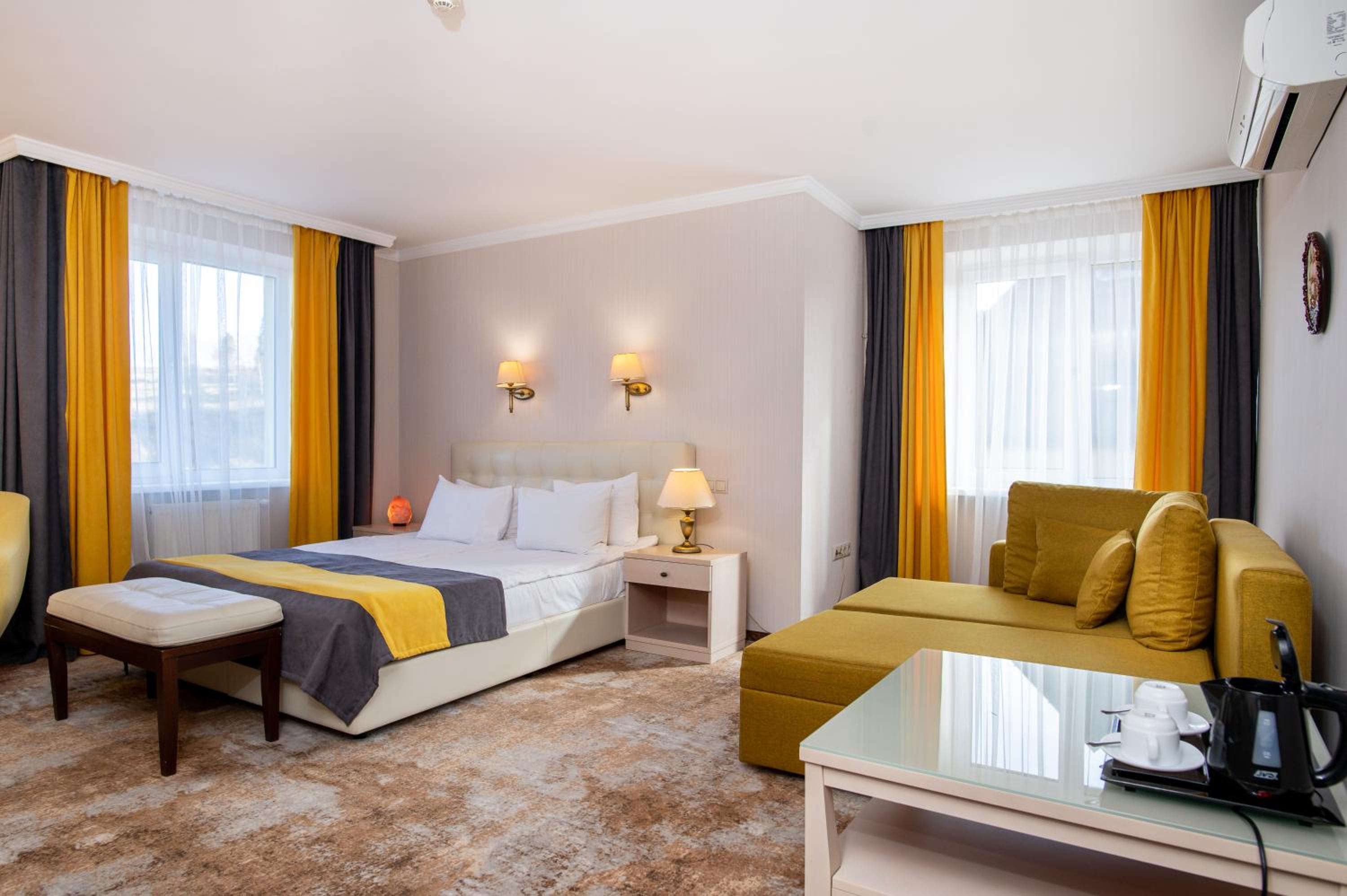 spacious junior suite with a seating area photo 1