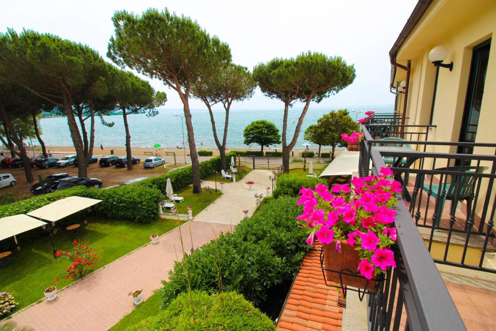 Double or Twin Room with Balcony and Lateral Lake View photo 3