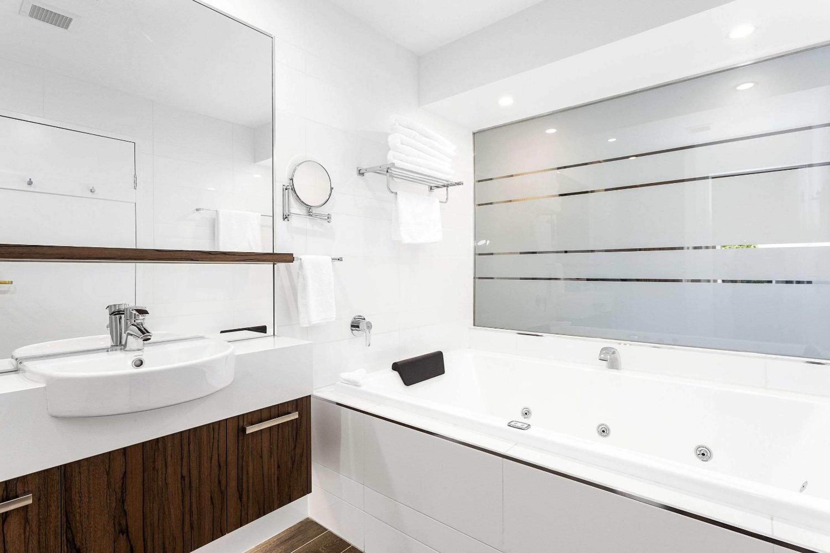 Queen Room with Whirlpool - Non Smoking/Interior Hall