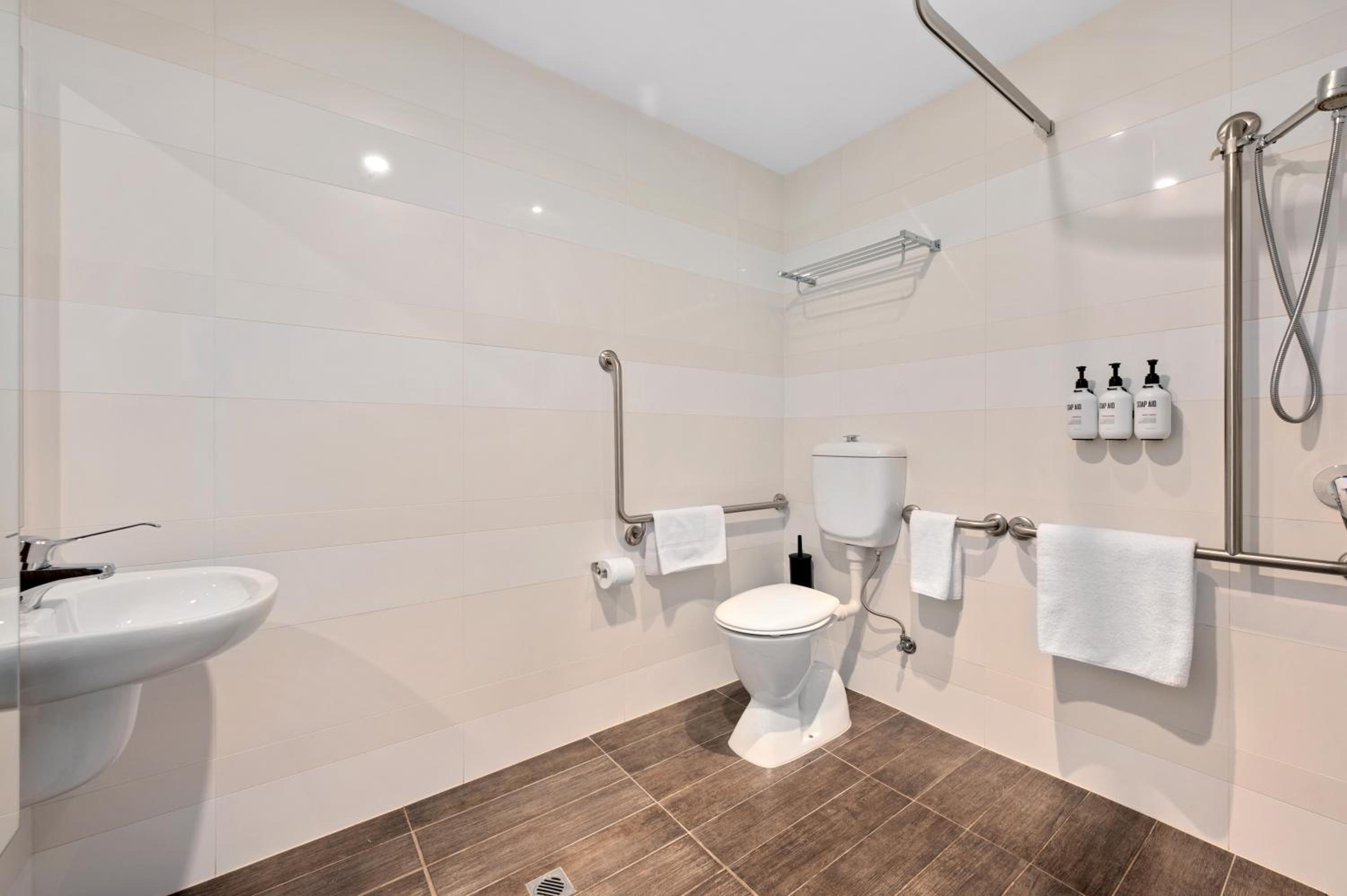 Efficiency King Room with Roll-In Shower - Disability Access/Non Smoking/Ground floor/Interior Hall