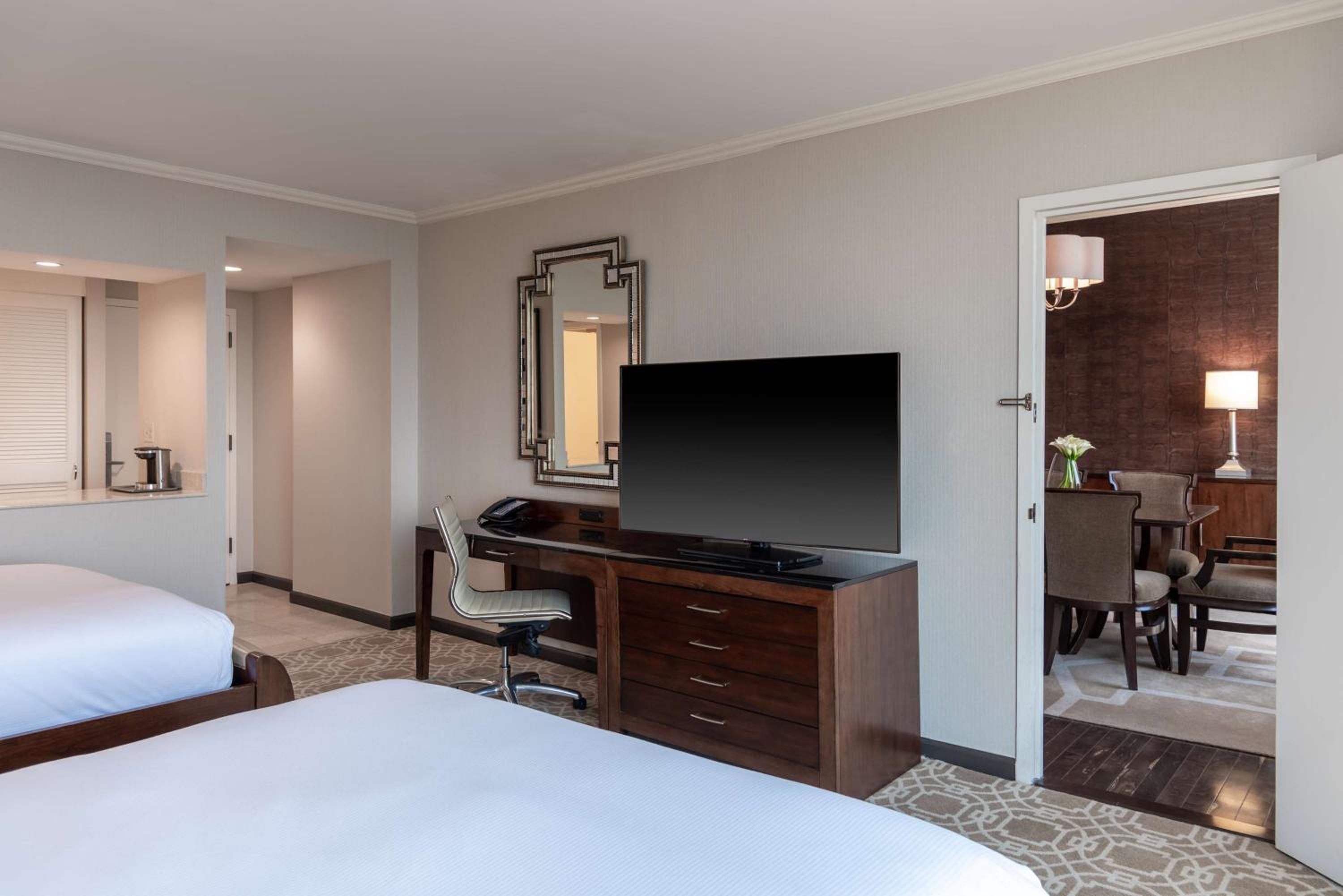 Queen Room with Two Queen Beds - Photo 4