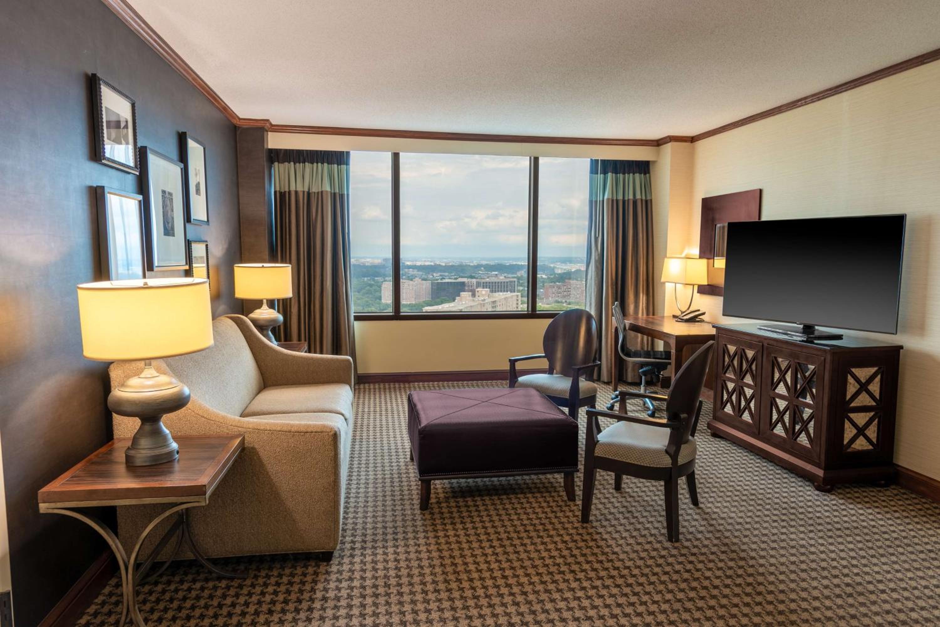 Deluxe King Suite - Non-Smoking - Photo 3