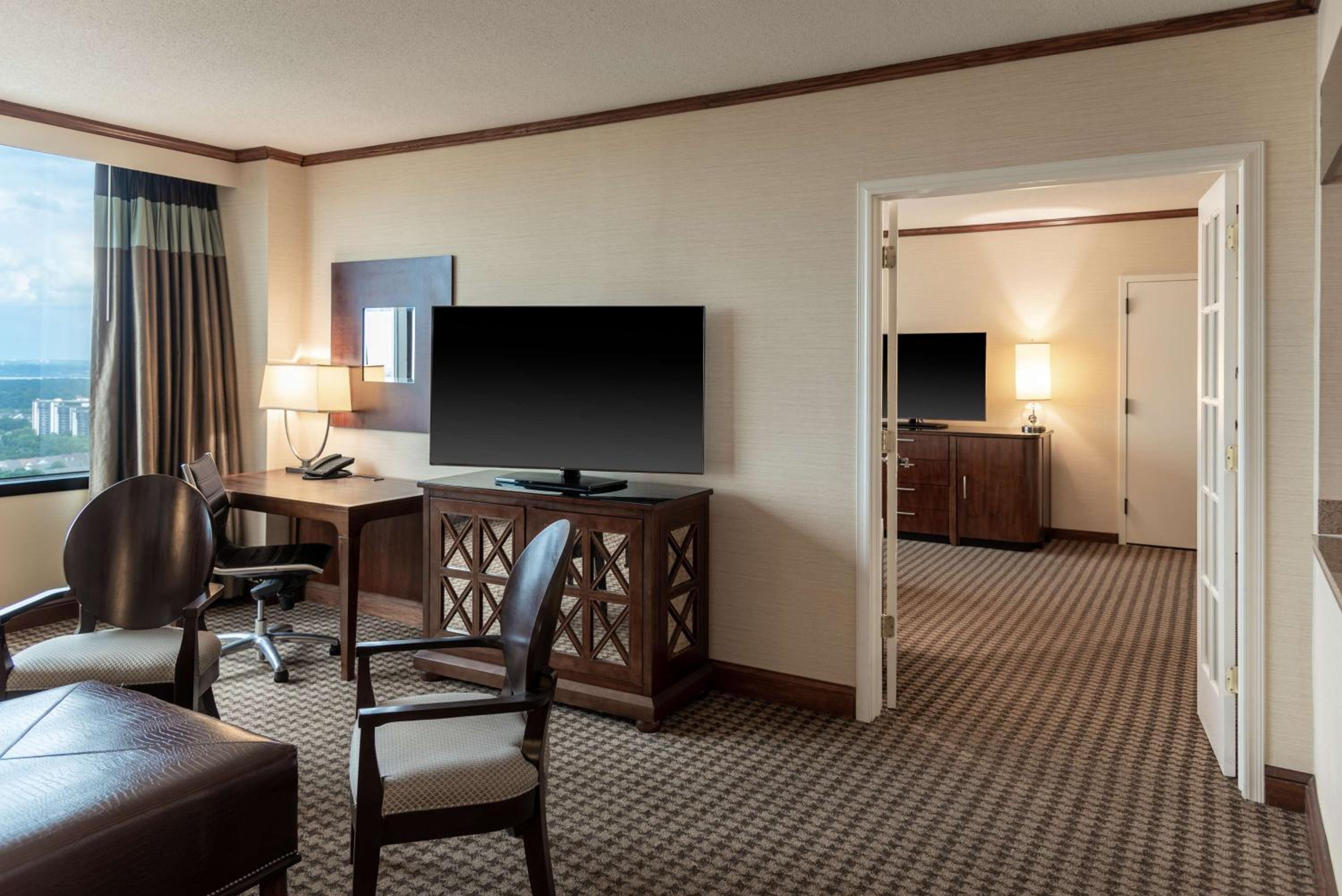 Deluxe King Suite - Non-Smoking - Photo 5