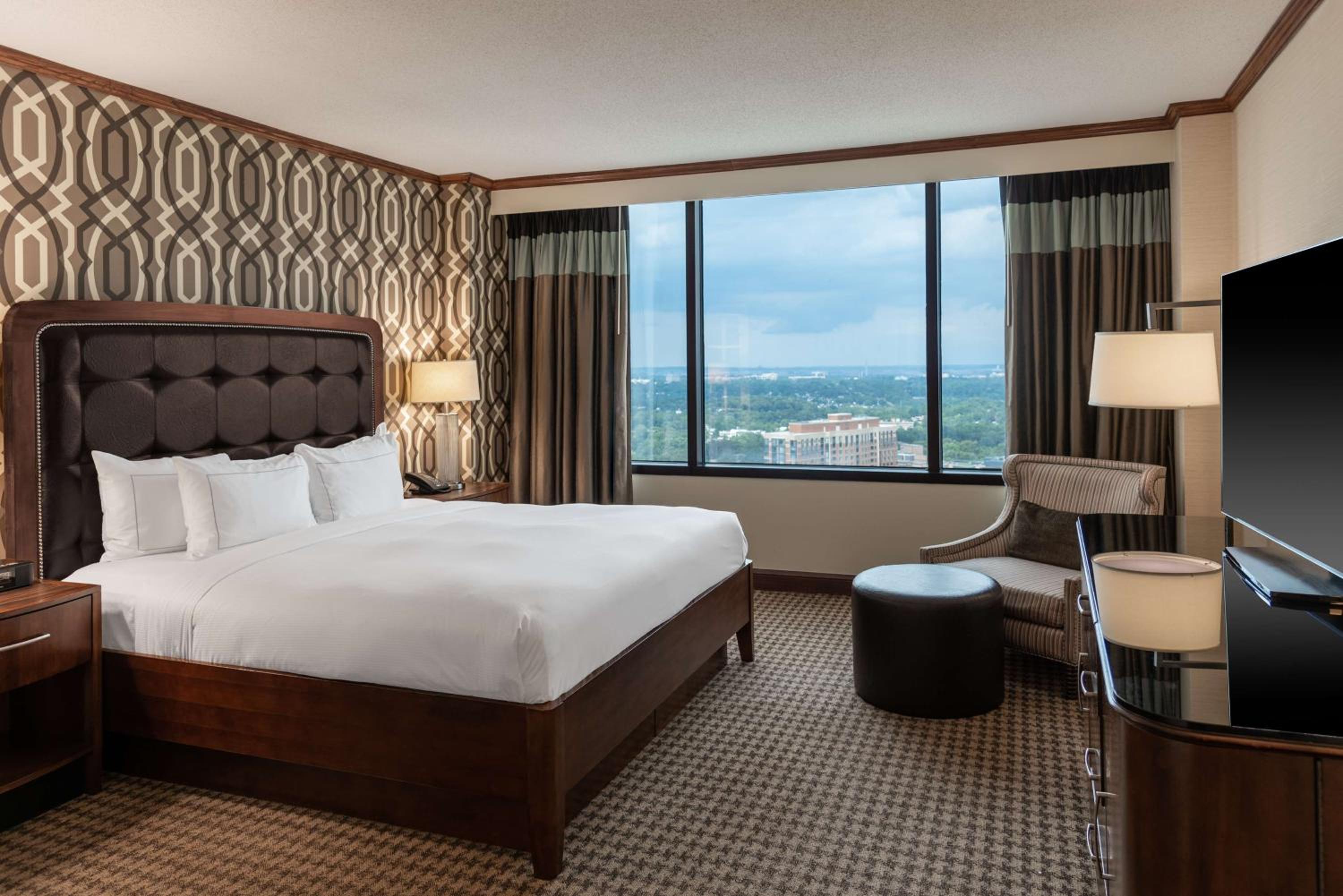Deluxe King Suite - Non-Smoking - Photo 1