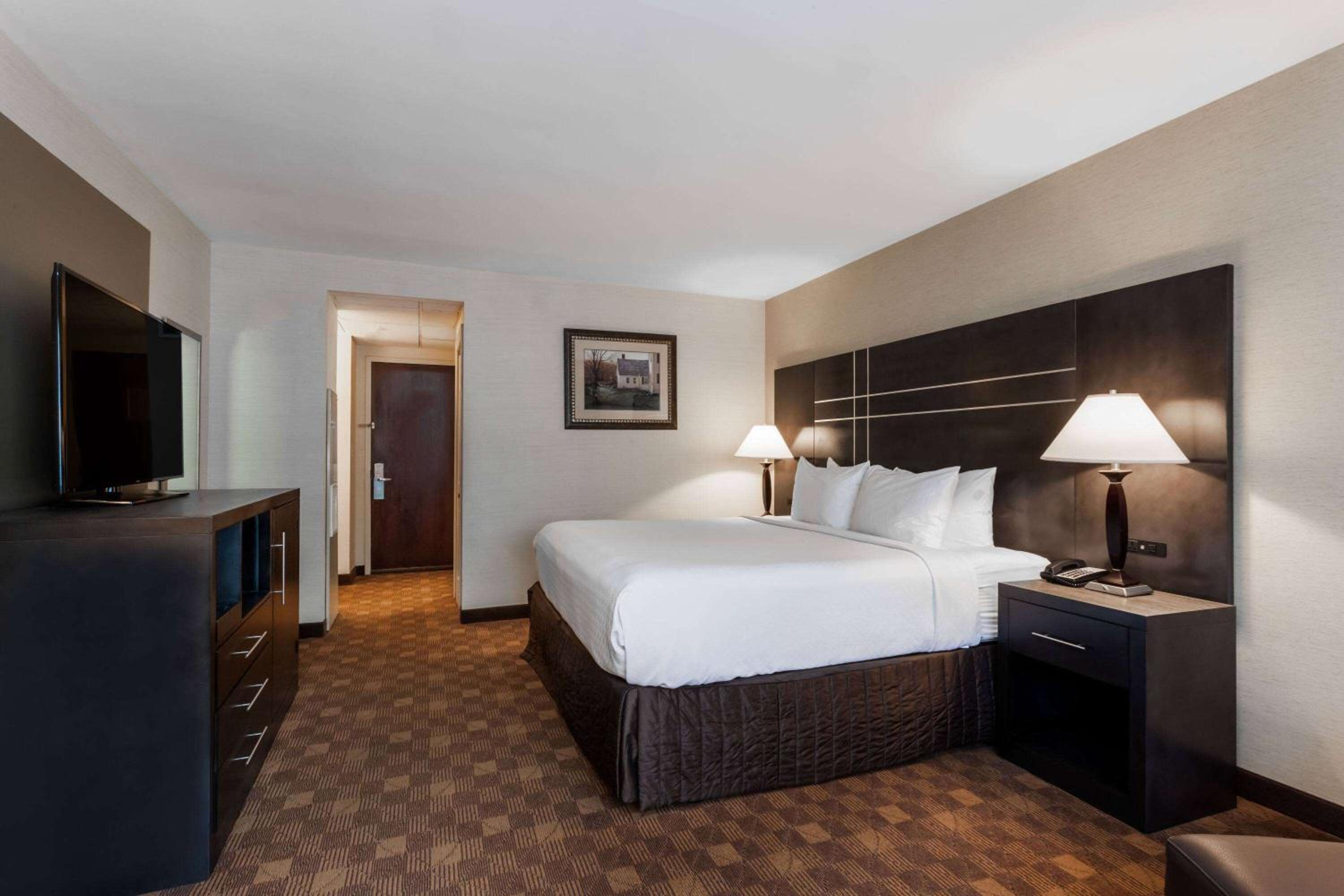 Queen Room with Roll-In Shower - Mobility Access/Non-Smoking