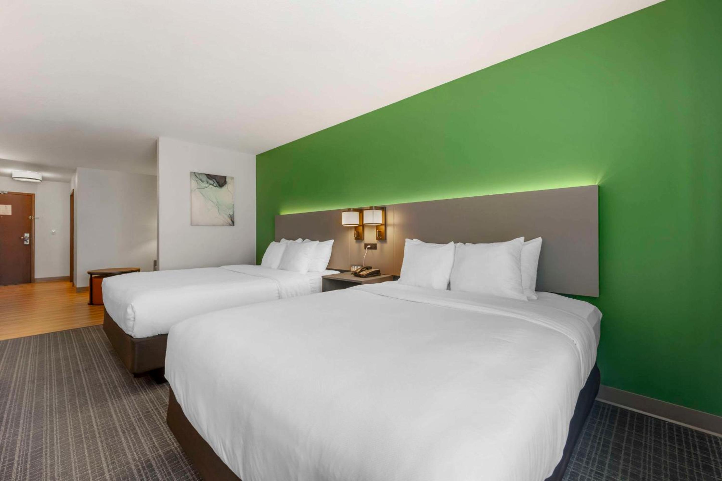 Queen Suite with Two Queen Beds - Photo 4