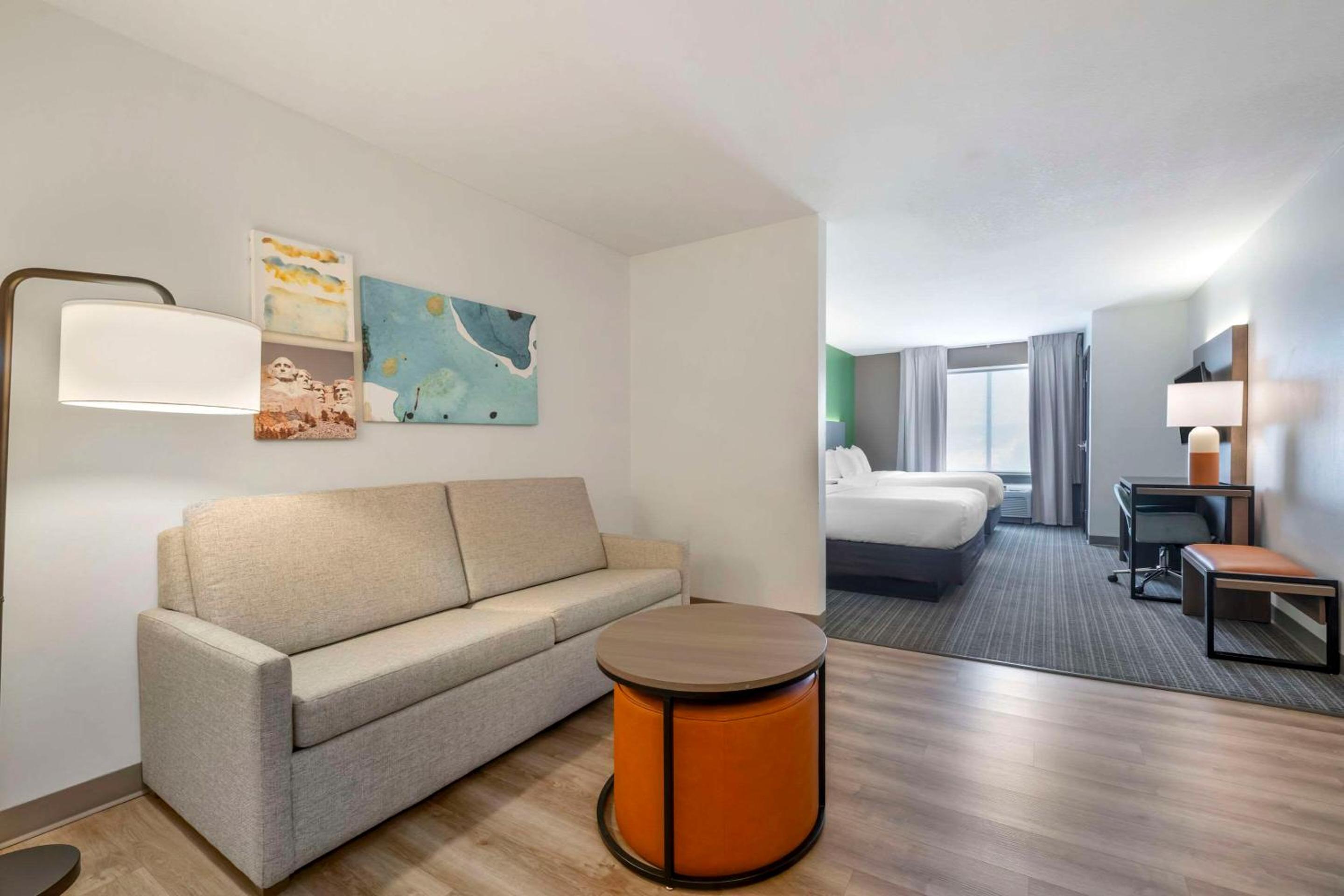 Queen Suite with Two Queen Beds - Photo 3