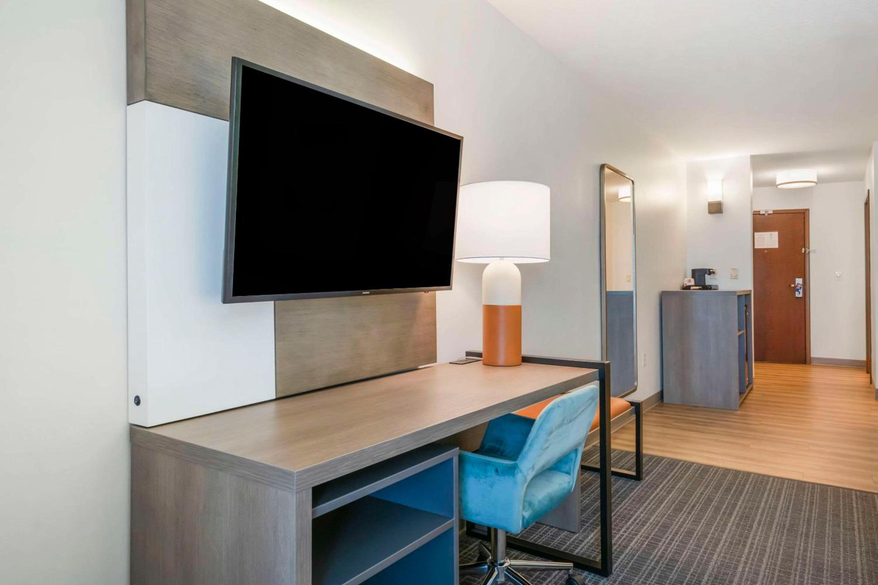 Queen Suite with Two Queen Beds - Photo 1
