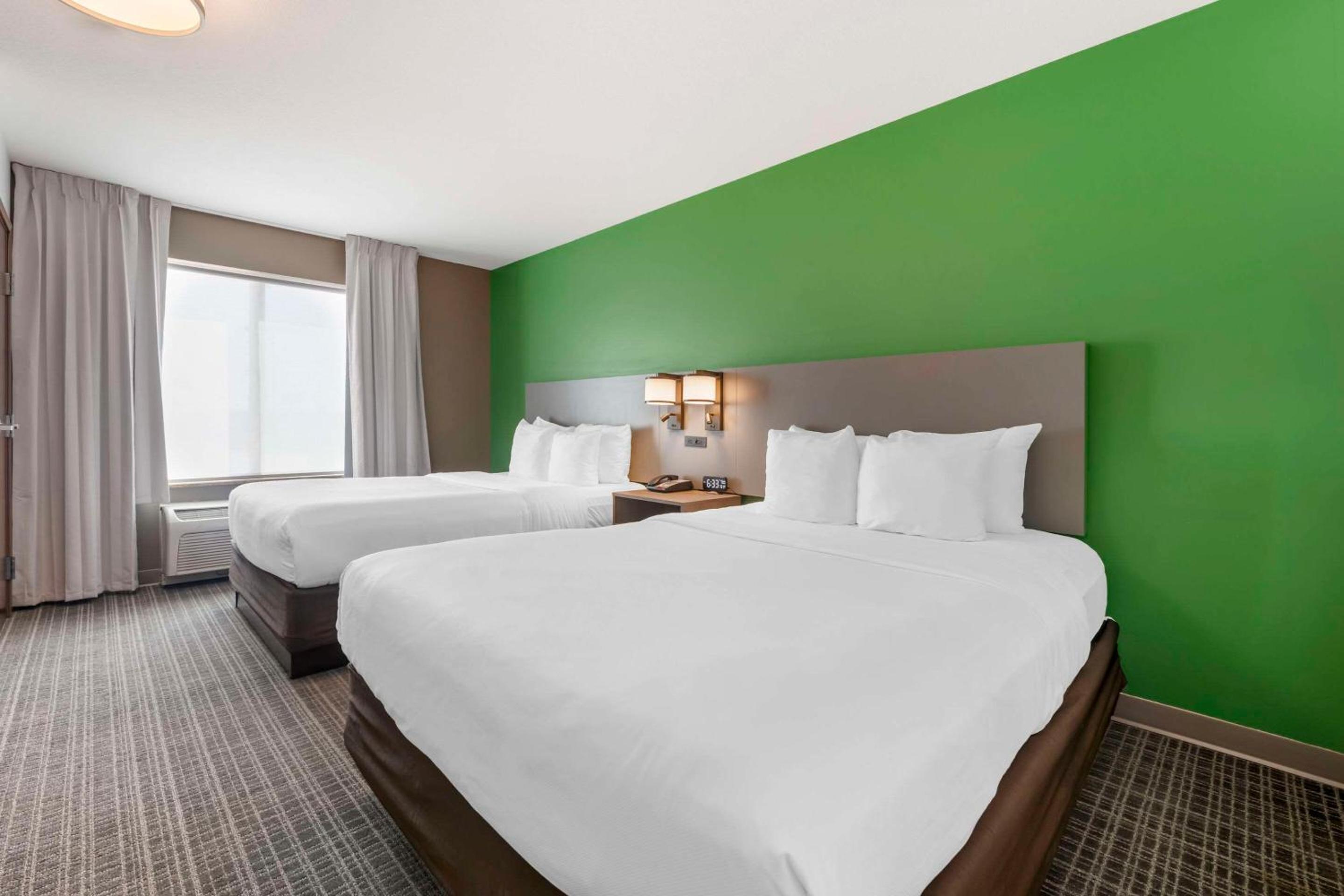 Business Queen Suite with Two Queen Beds - Non-Smoking - Photo 3