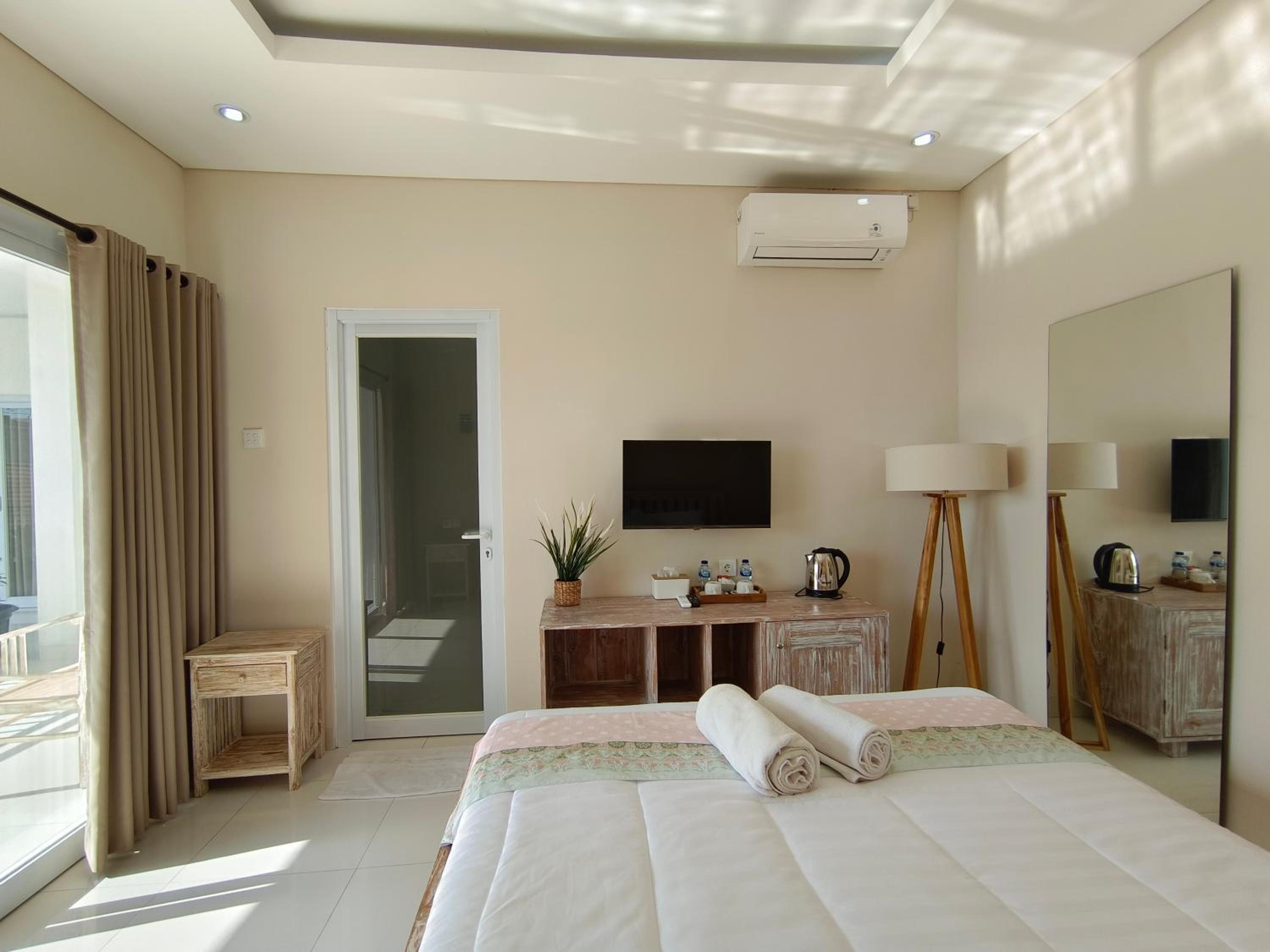 Double Room with Pool View - Photo 23