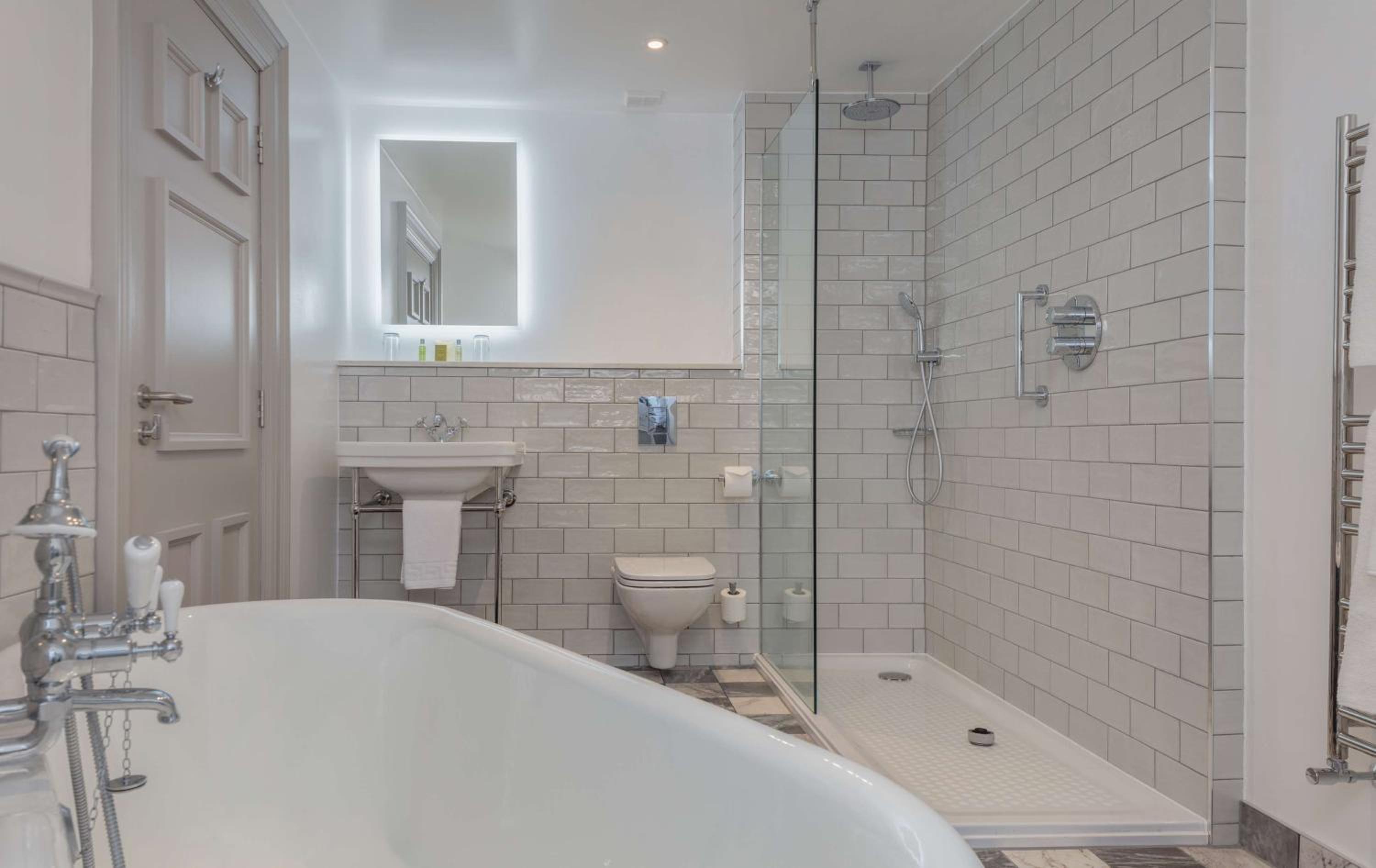 Deluxe King Room with Bath - Photo 3