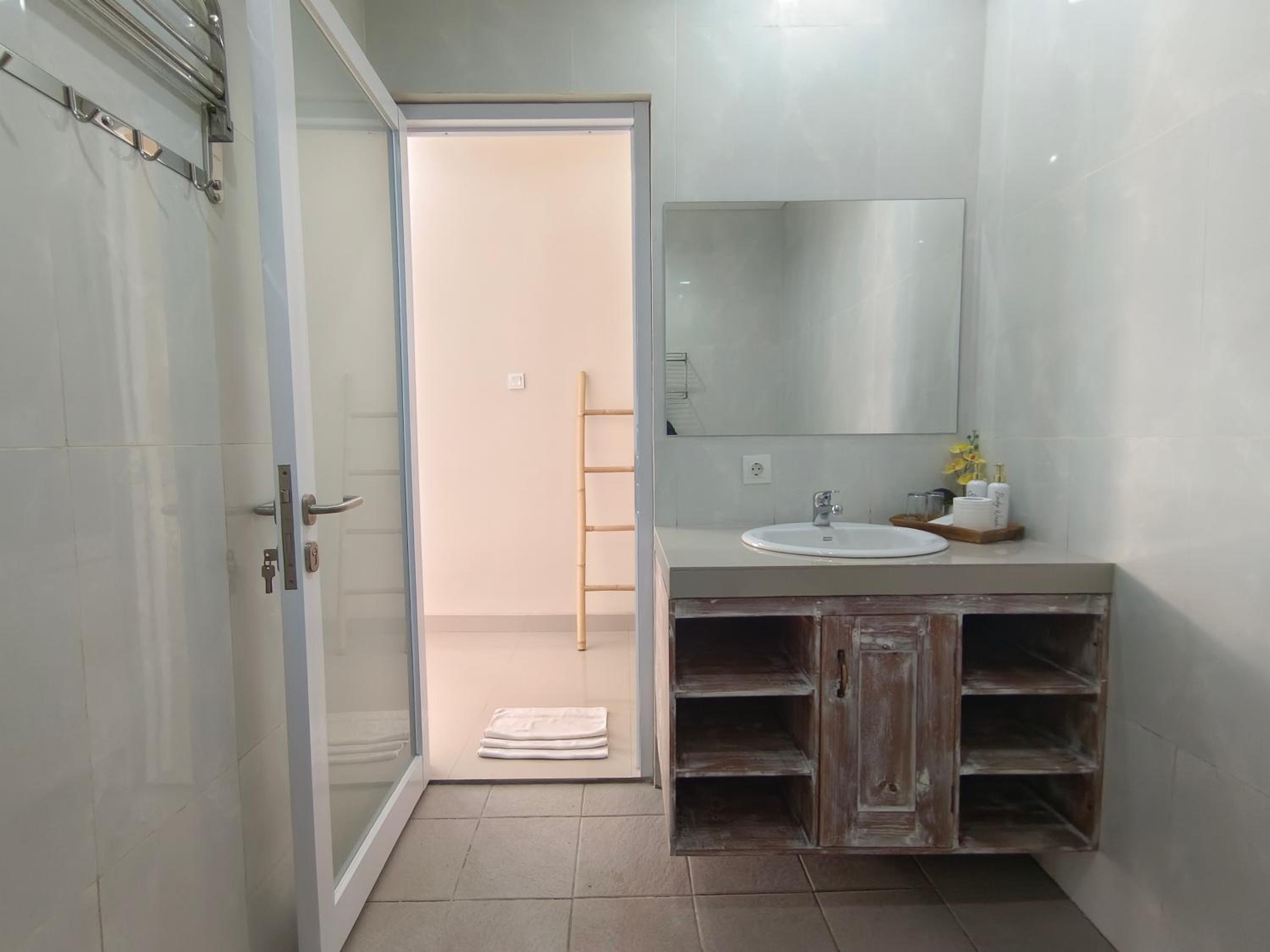 Double Room with Pool View - Photo 19
