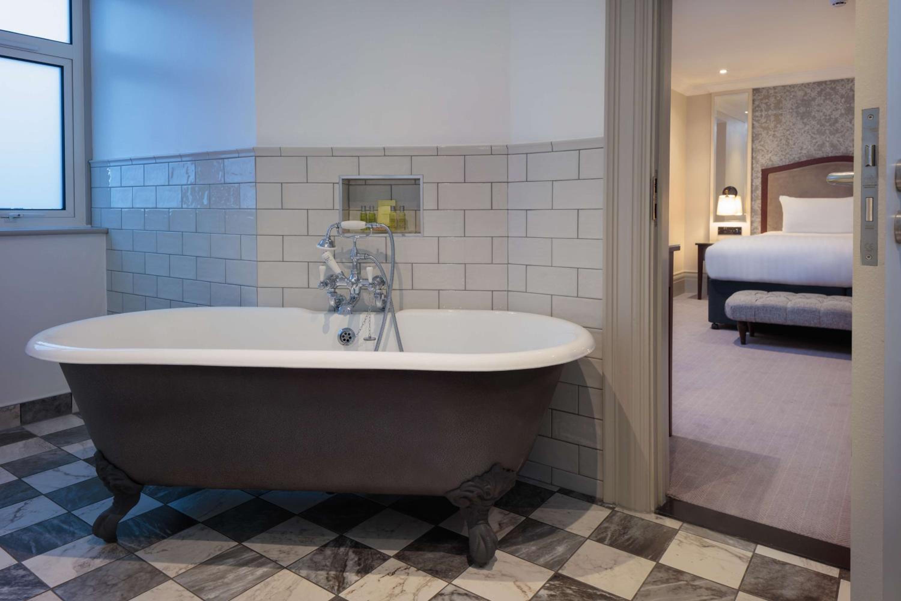 Deluxe King Room with Bath - Photo 4