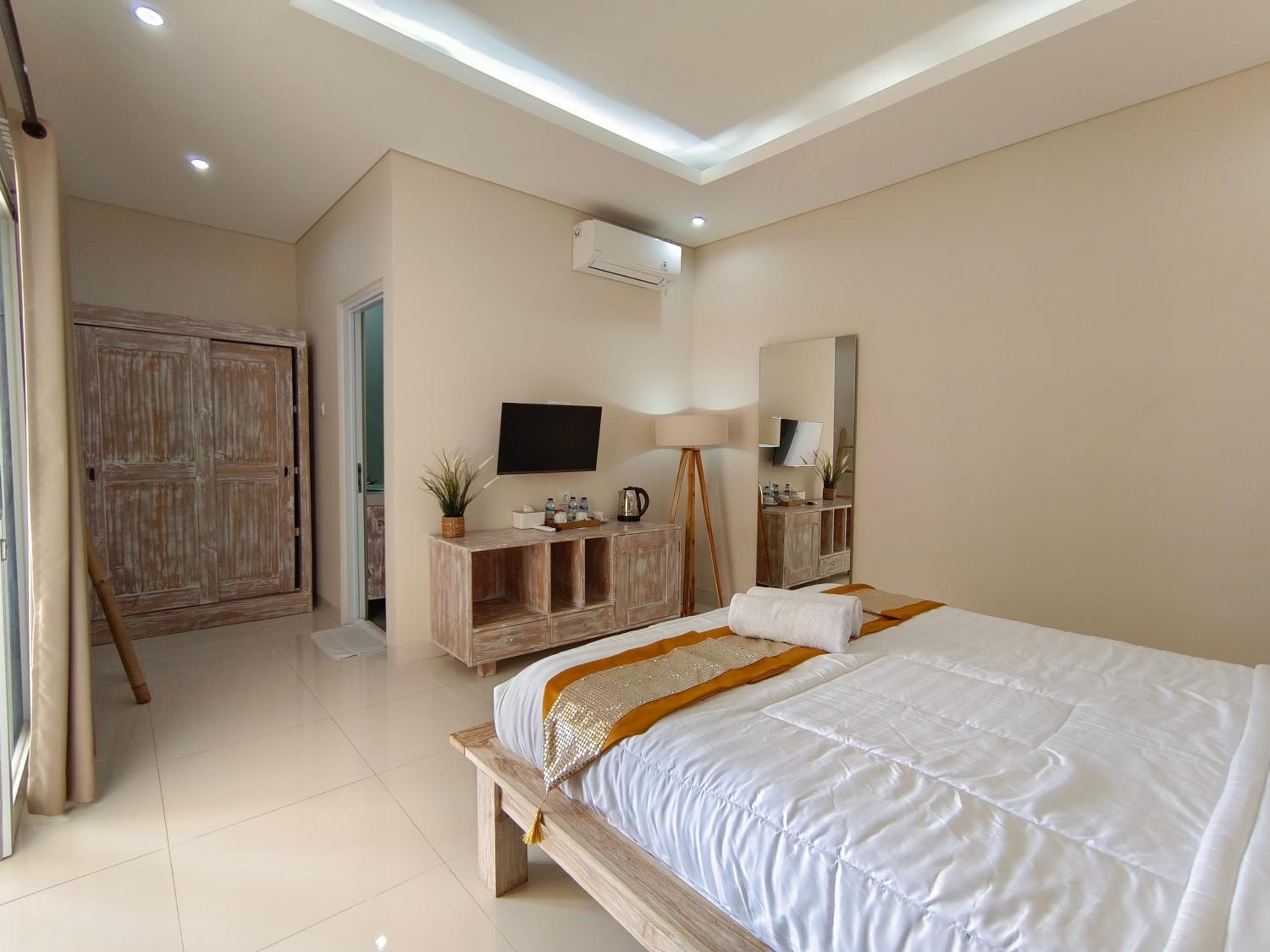 Double Room with Pool View - Photo 12