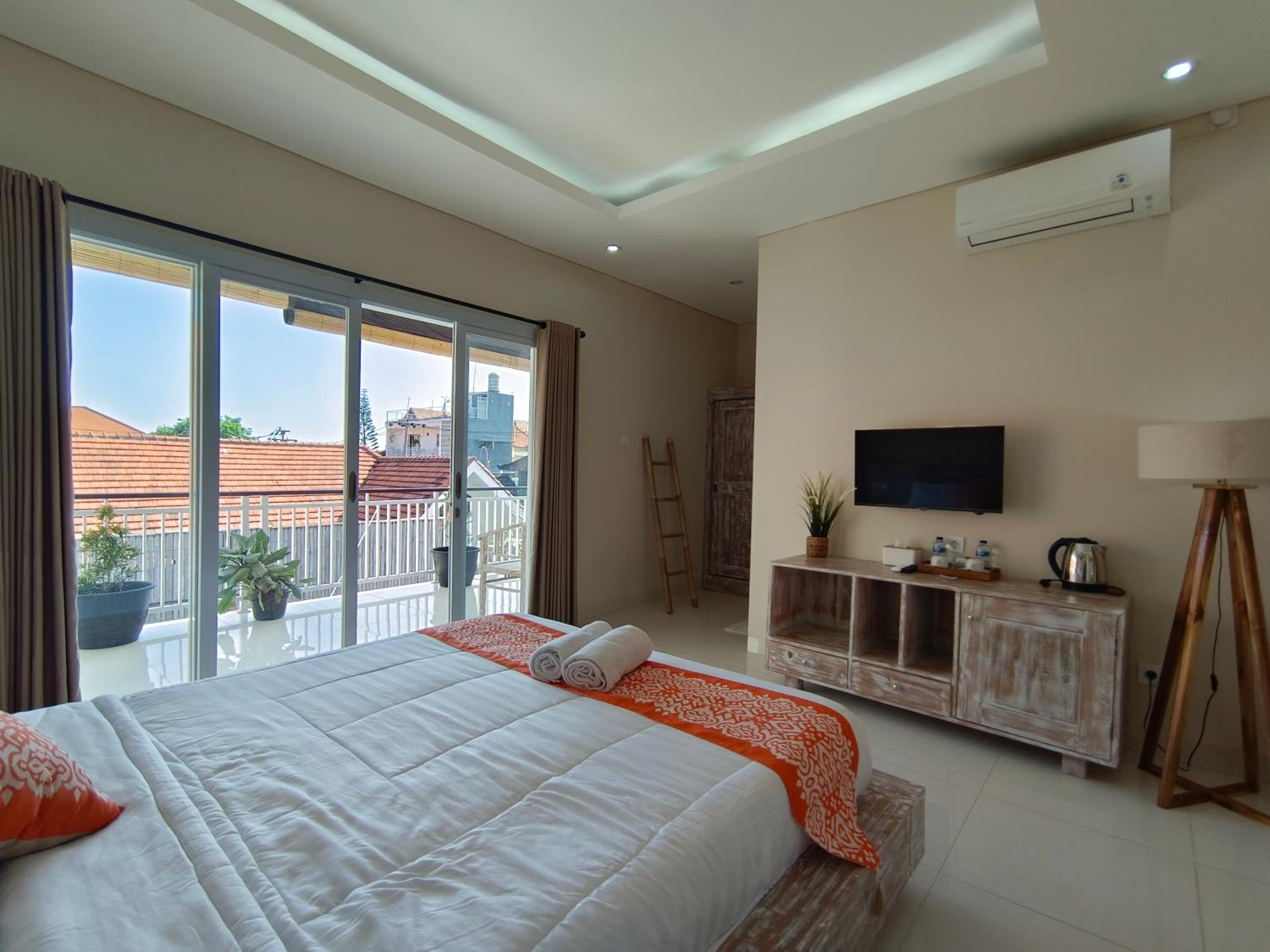 Double Room with Pool View - Photo 7