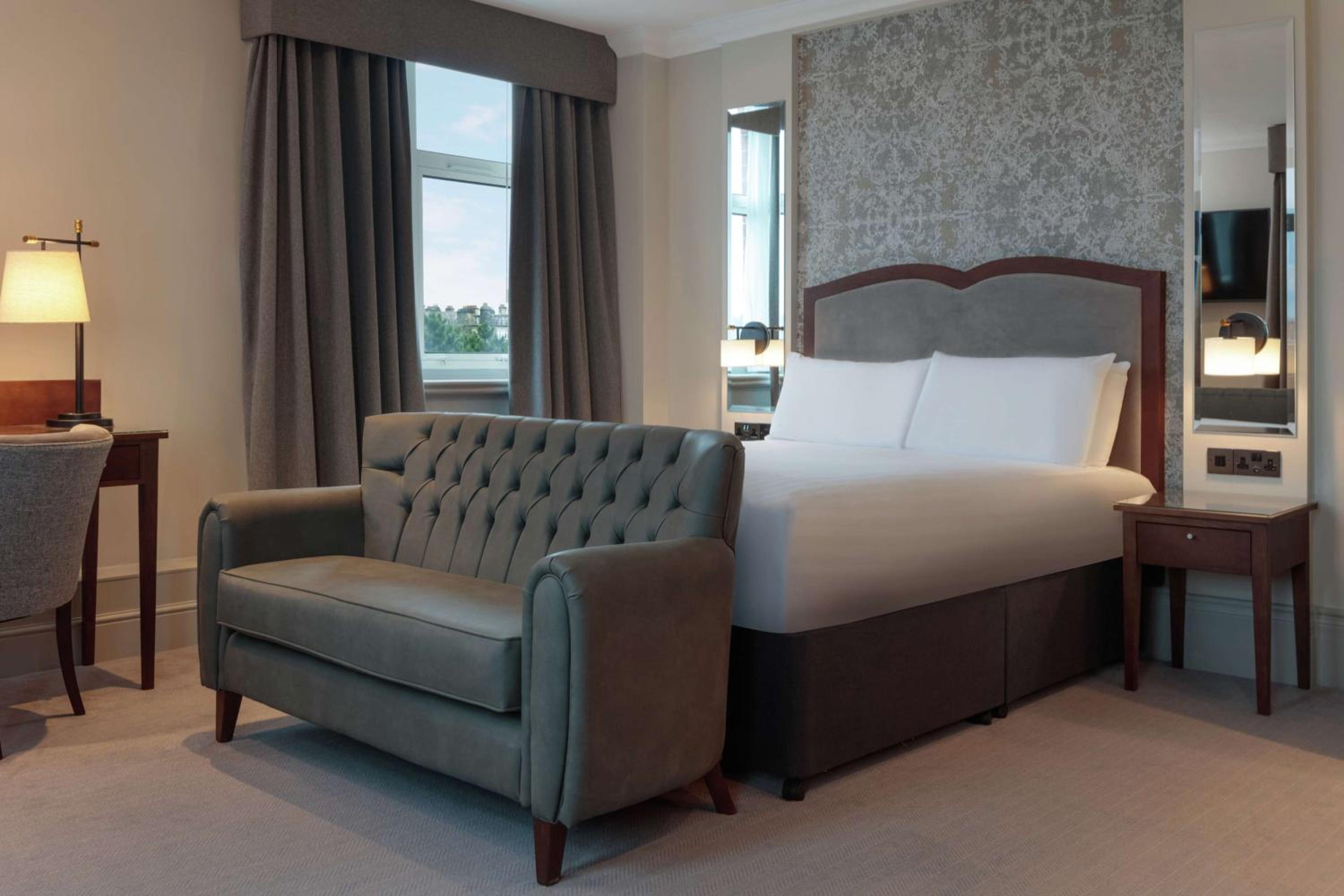 Deluxe King Room with Bath - Photo 2