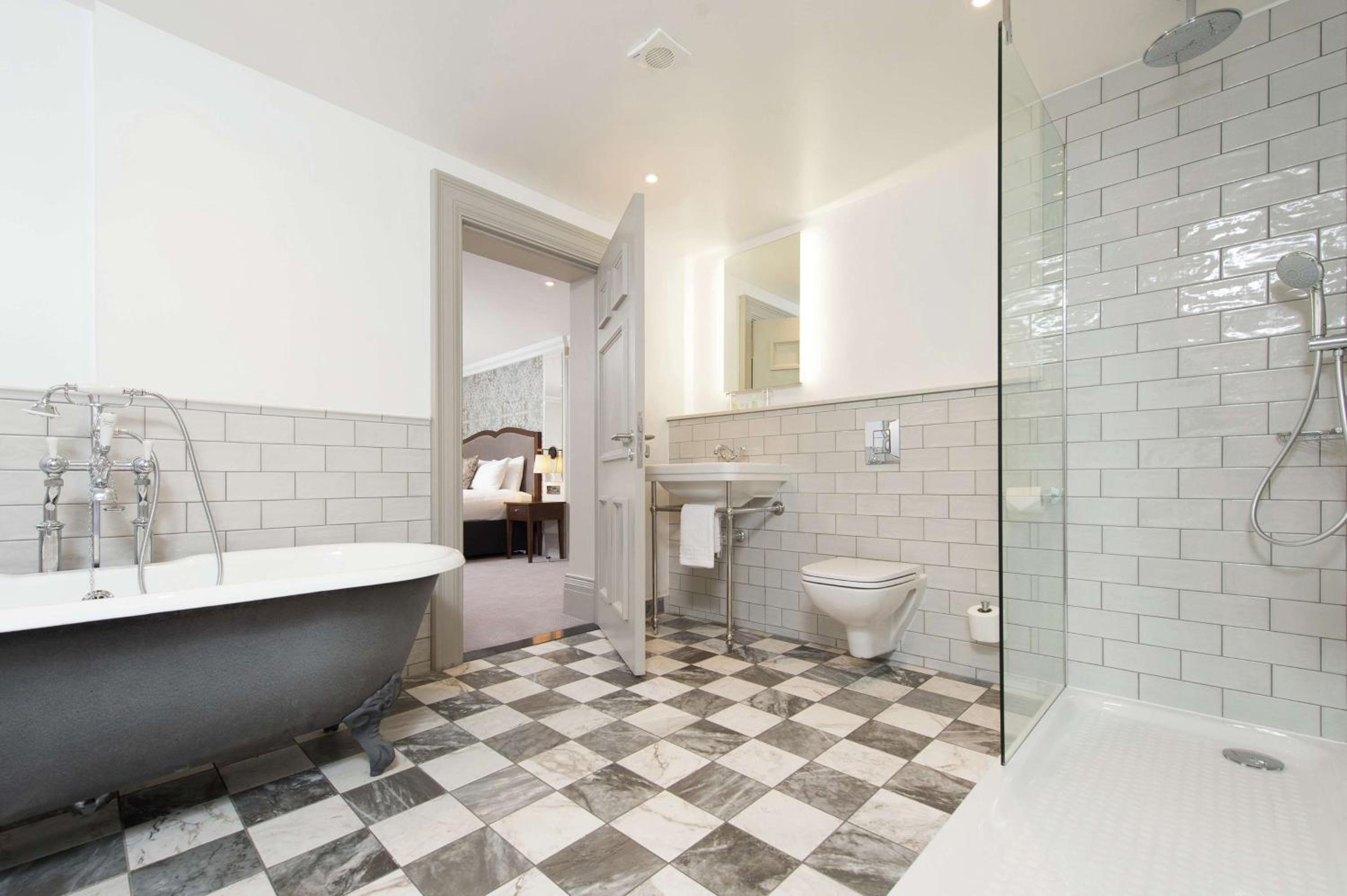 Deluxe King Room with Bath - Photo 7
