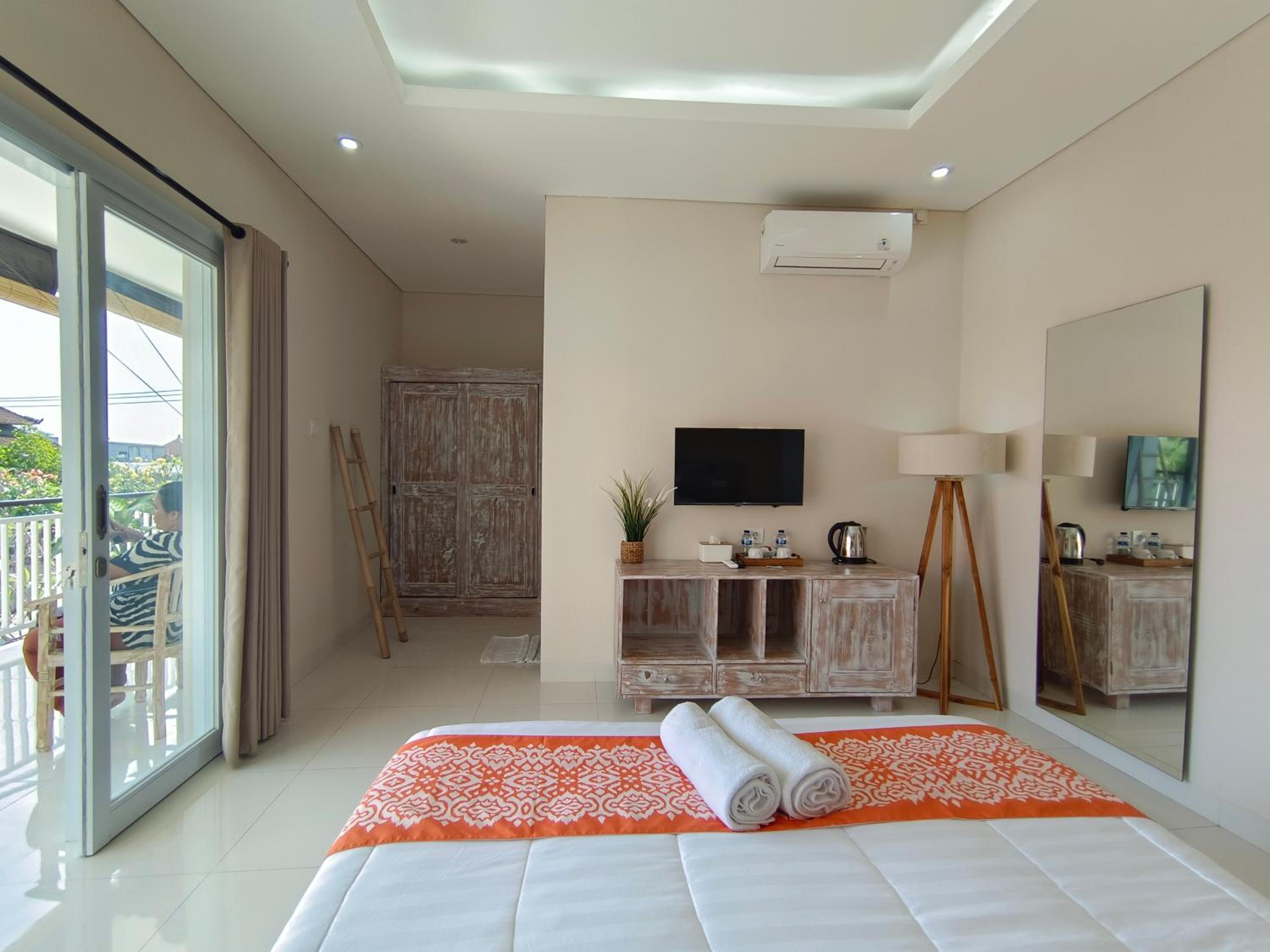 Double Room with Pool View - Photo 4