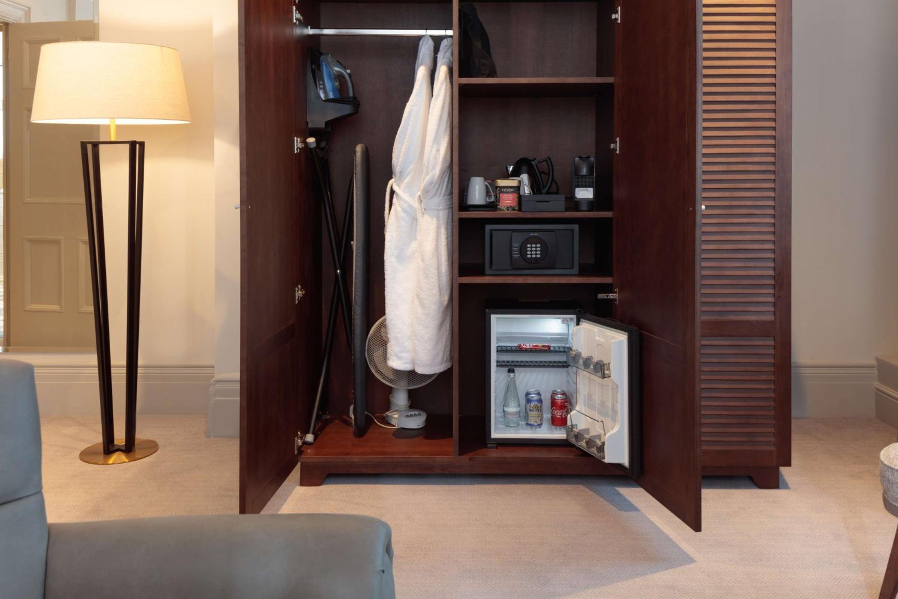 Deluxe King Room with Bath - Photo 1