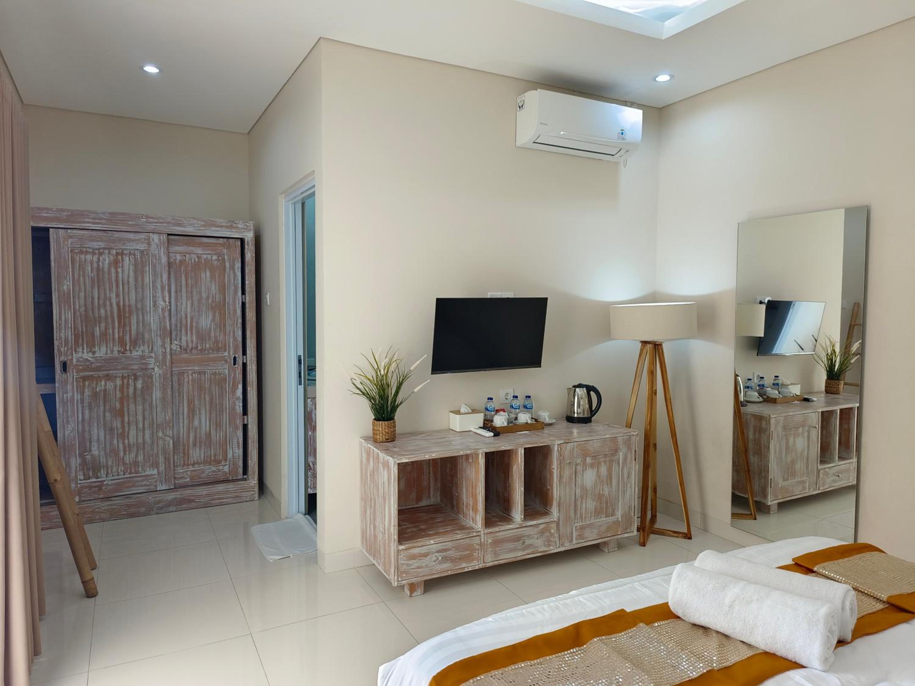 Double Room with Pool View - Photo 22