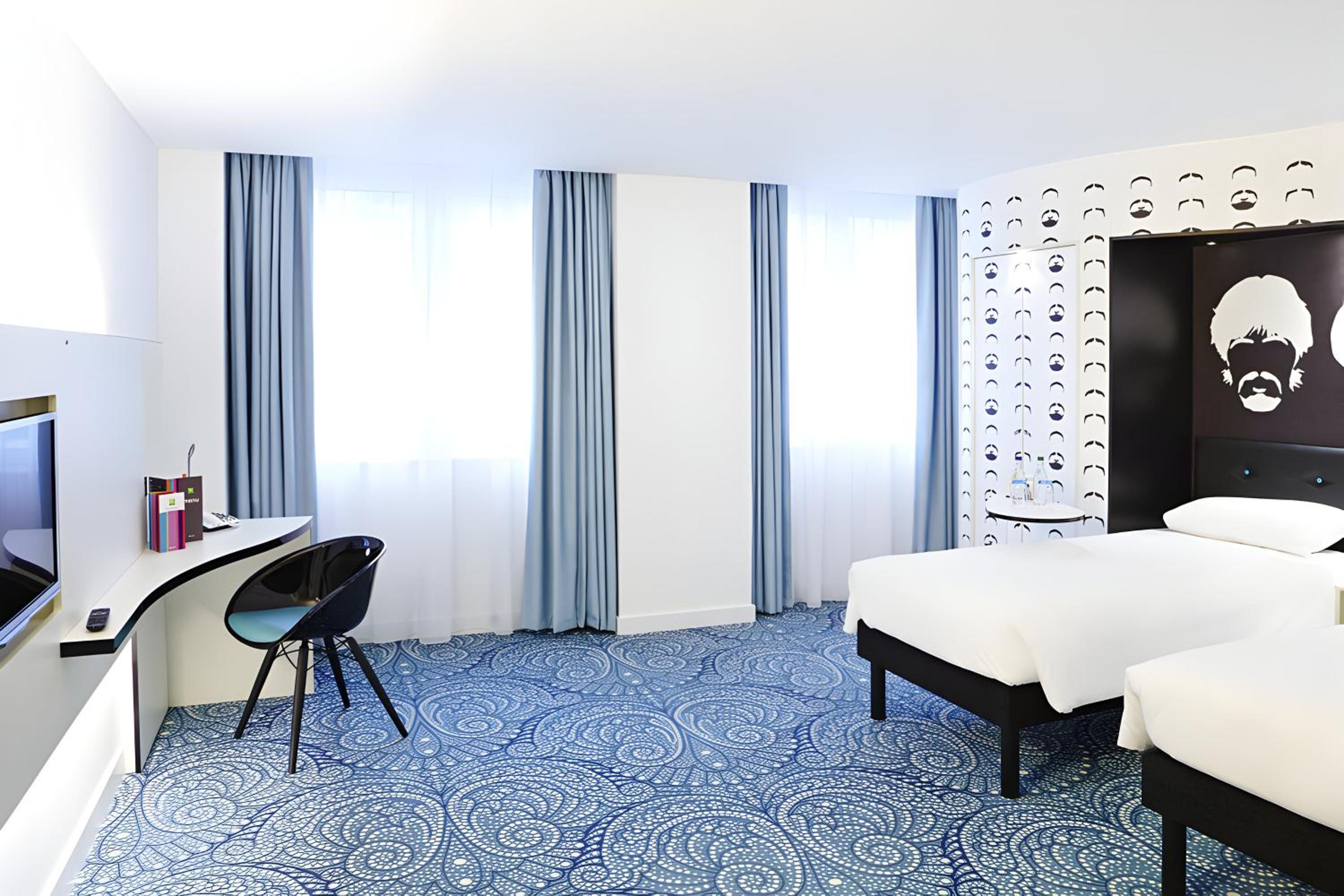Accessible Standard Twin Room photo 2