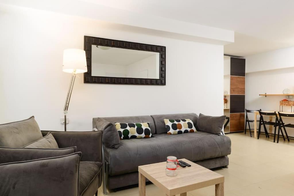 One-Bedroom Apartment photo 1