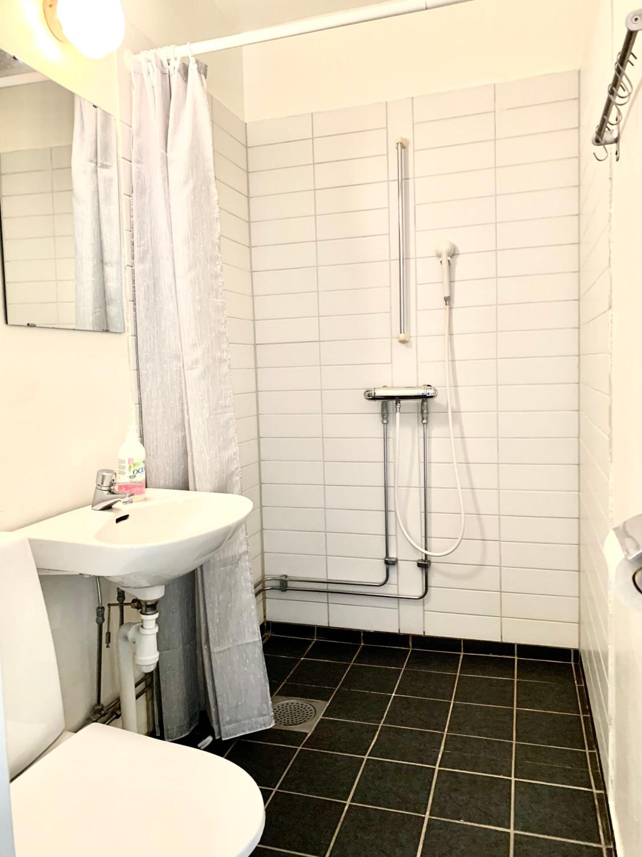 Single Room with Bathroom photo 2