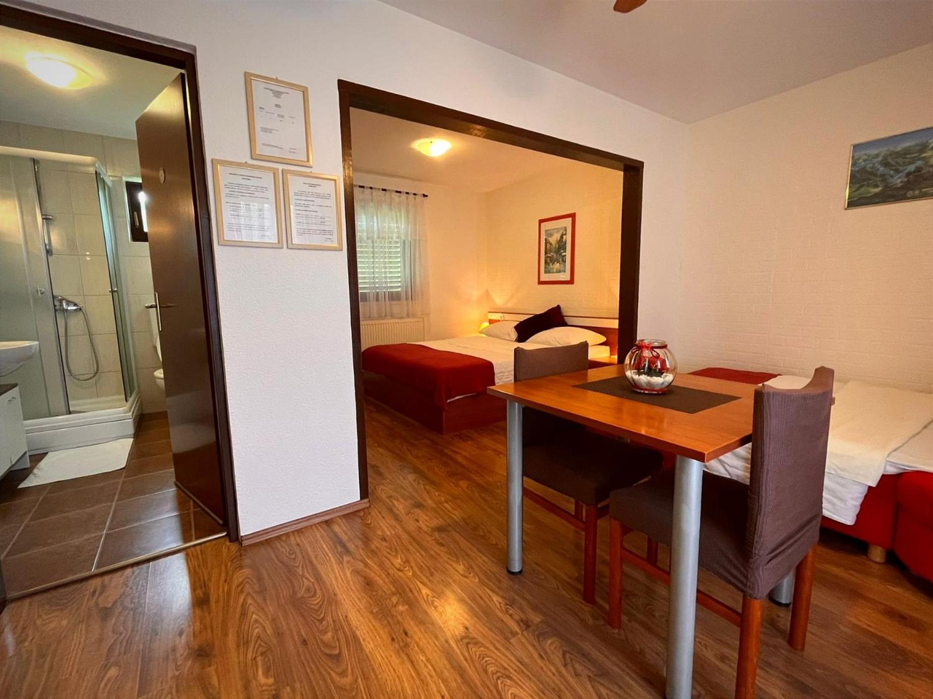 Triple Room with Private Bathroom - Photo 10
