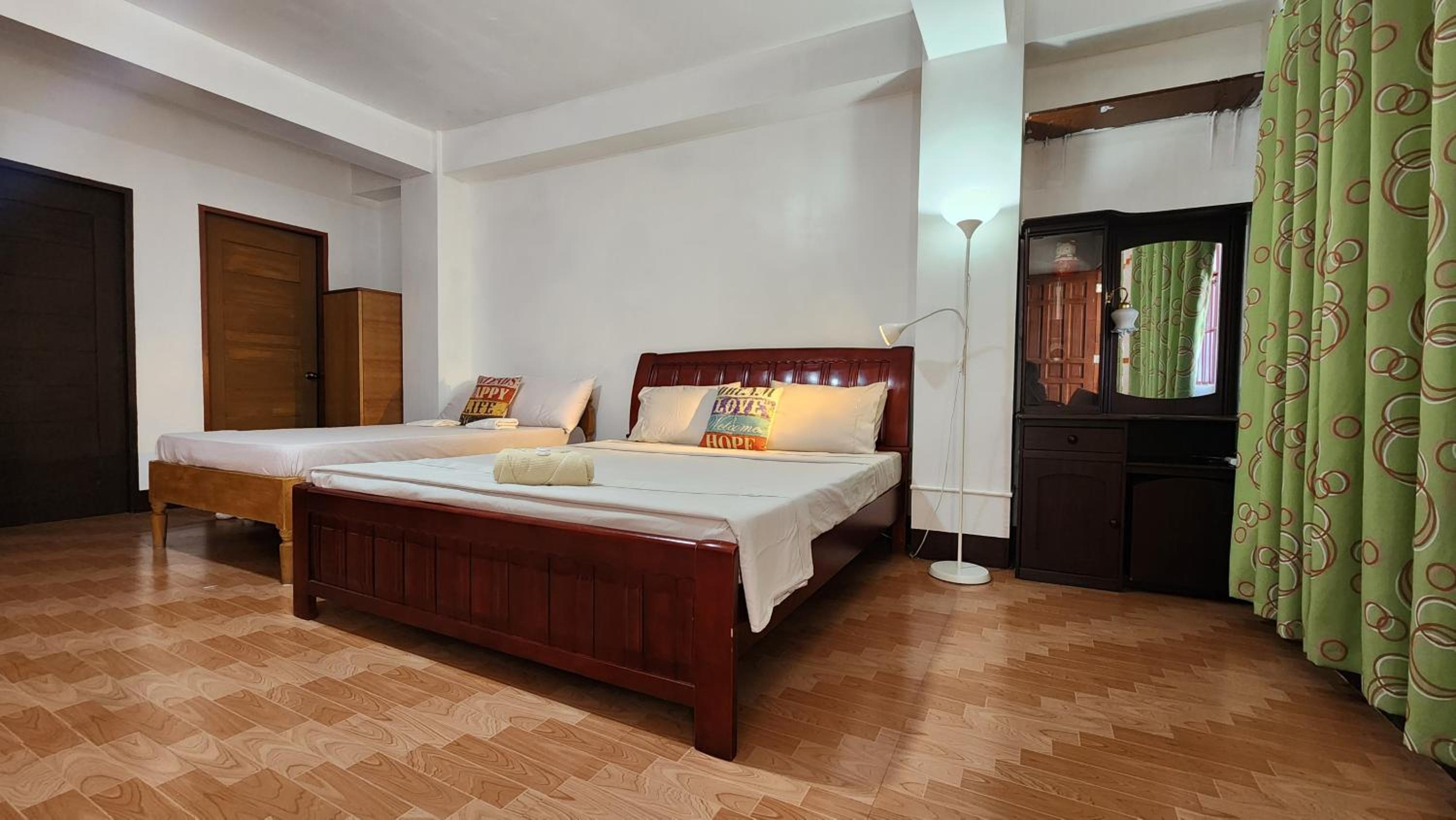One-Bedroom Apartment - Photo 2