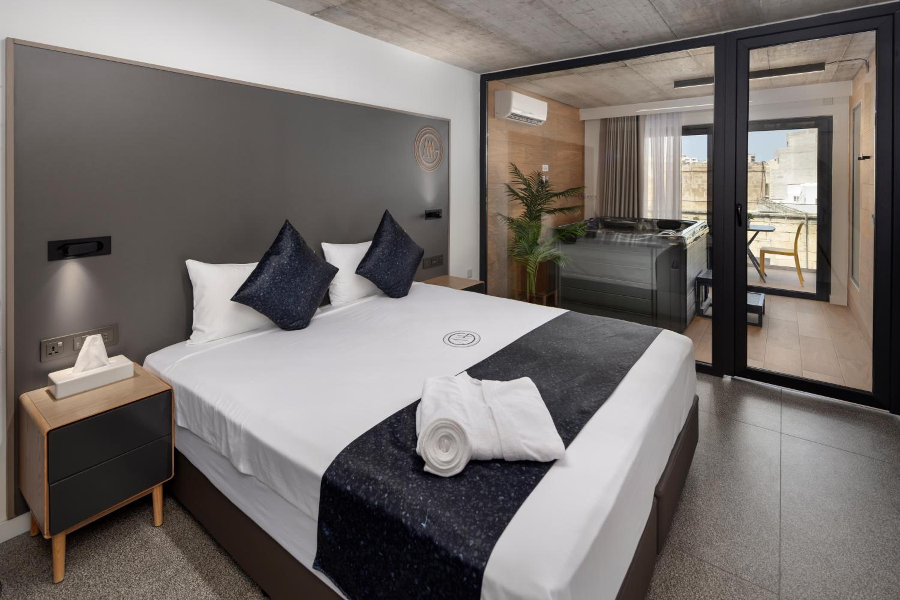 Suite with Hot Tub - Photo 1
