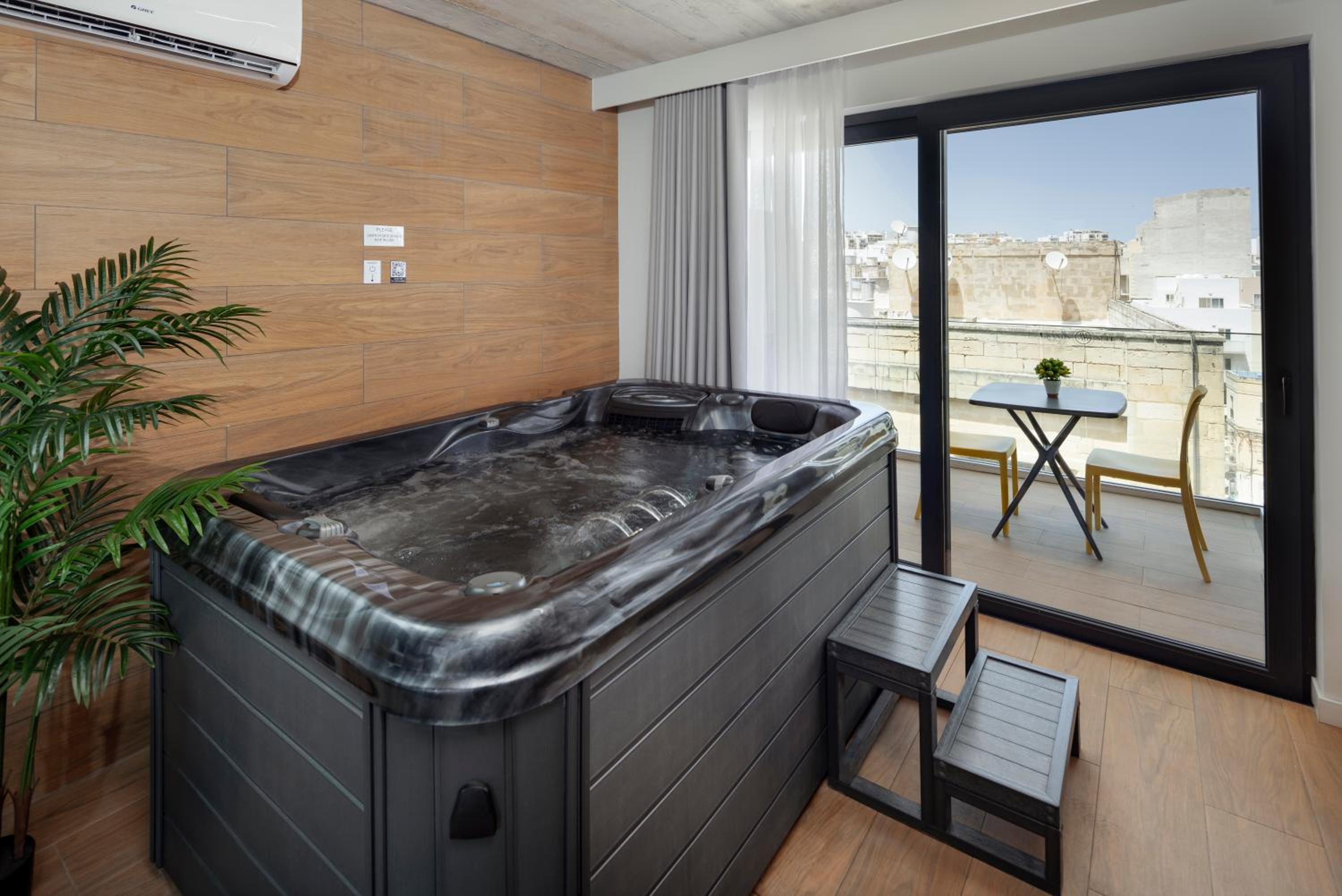 Suite with Hot Tub - Photo 2