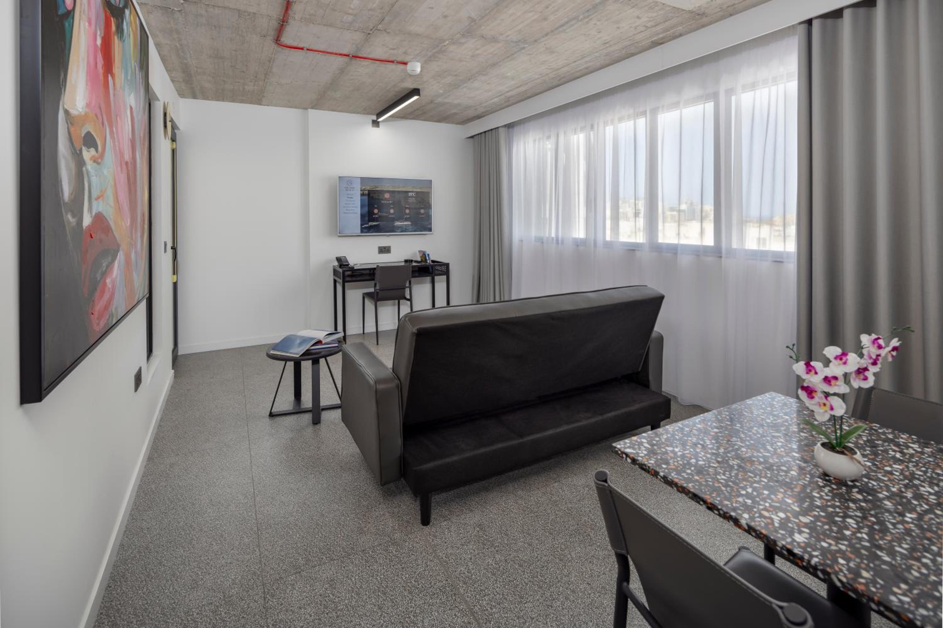 Suite with Hot Tub - Photo 4