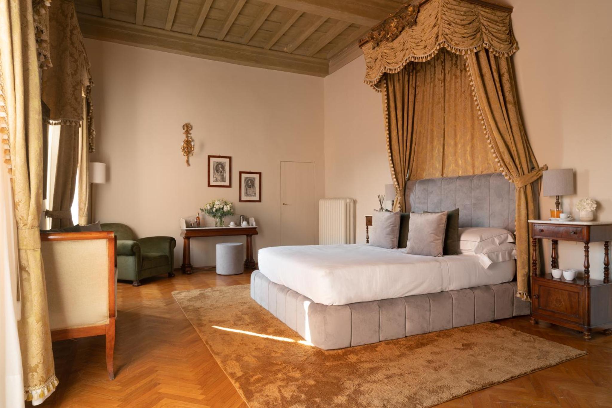 Deluxe Room - Photo 9
