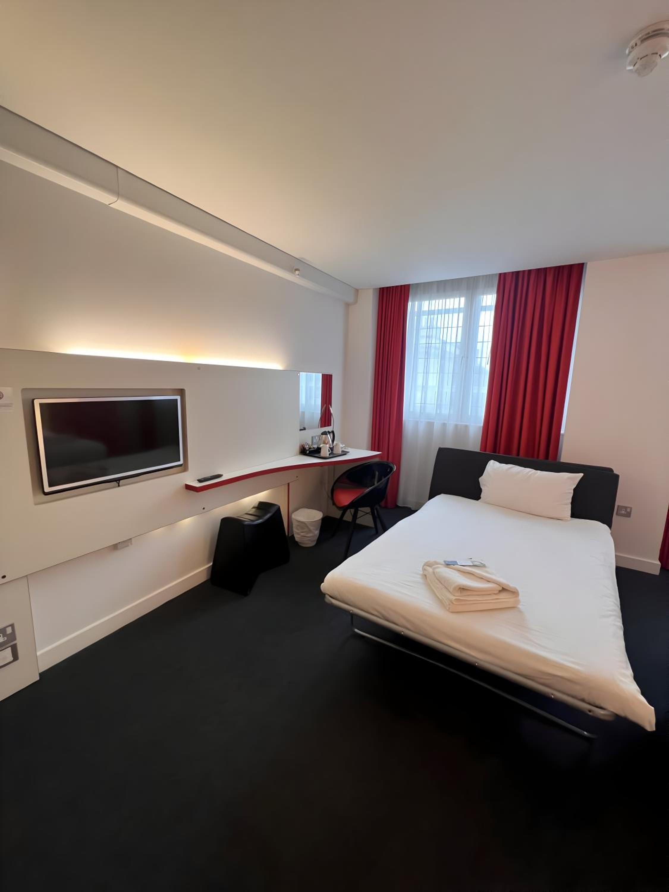 Standard Double Room - Mobility Accessible photo 2