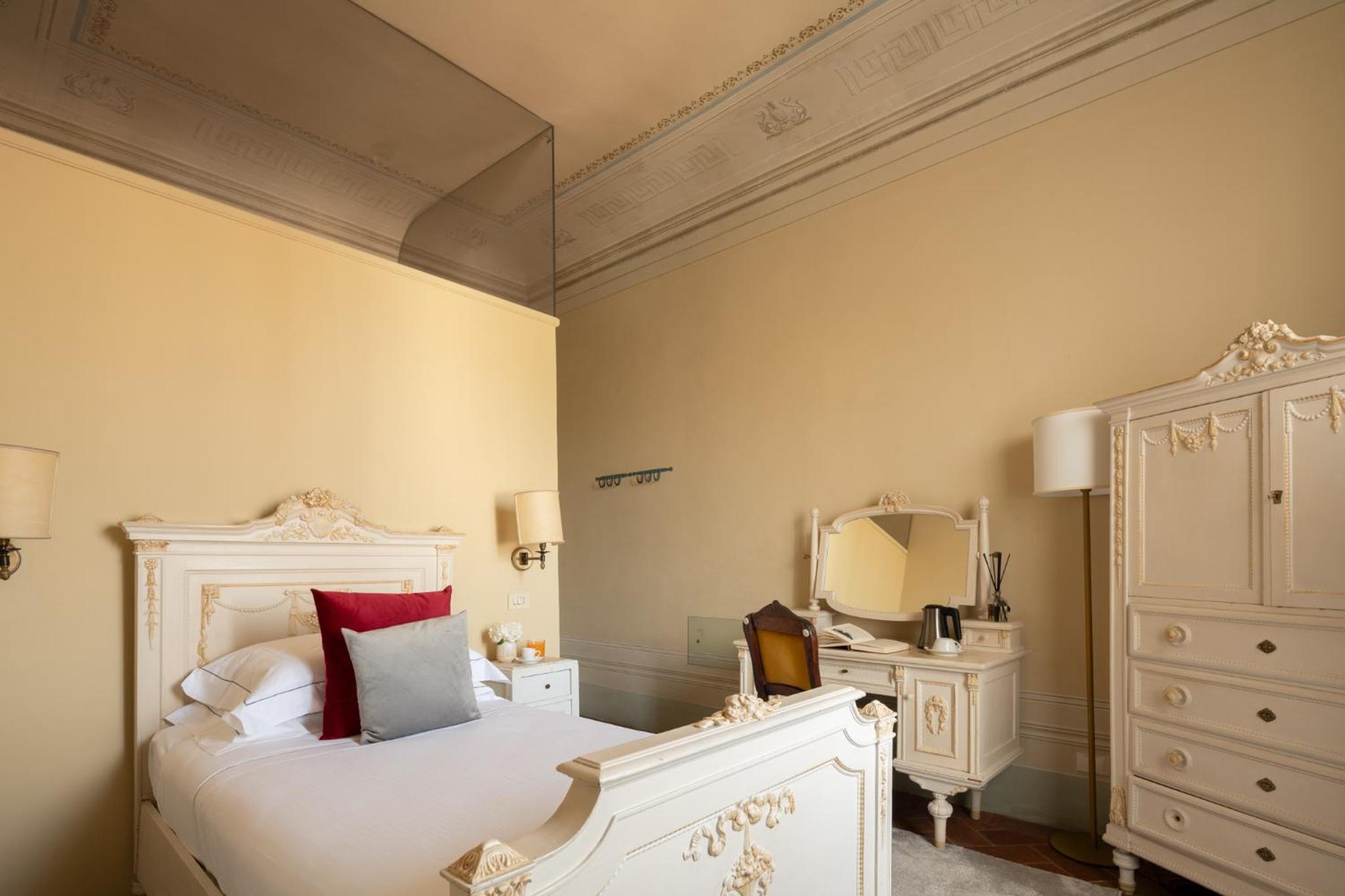 Single Room thumbnail 6