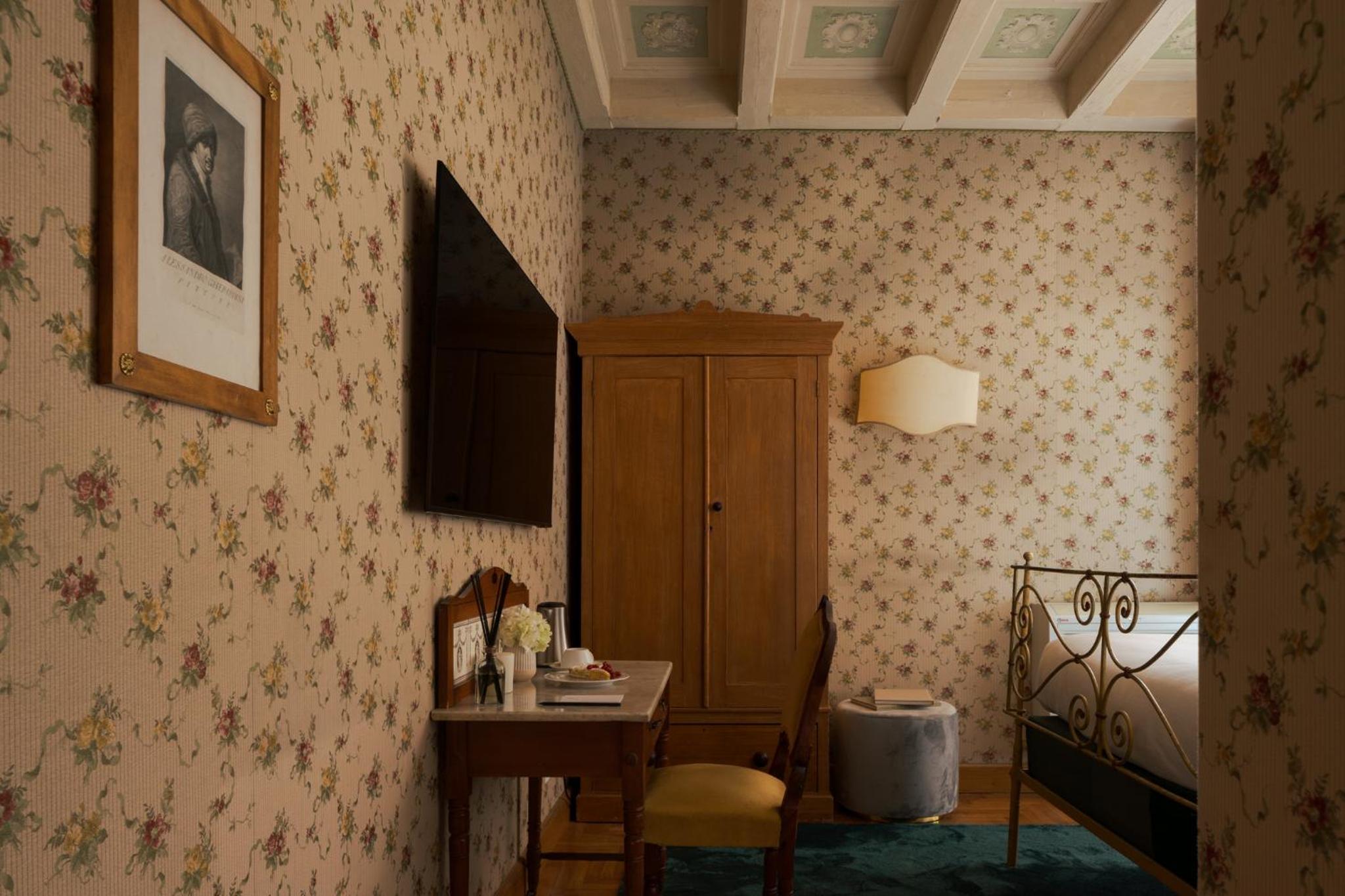 Single Room thumbnail 6