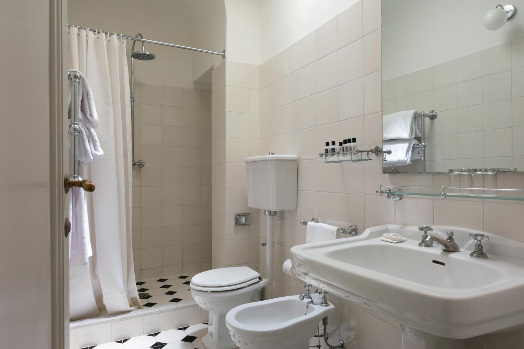 Classic Double Room - Photo 9