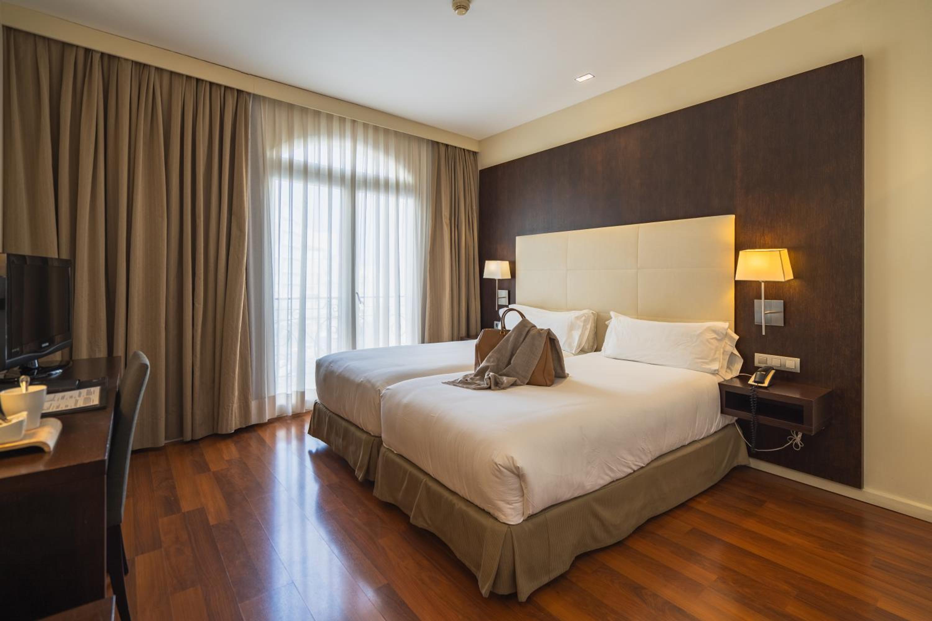 Triple Room thumbnail 5
