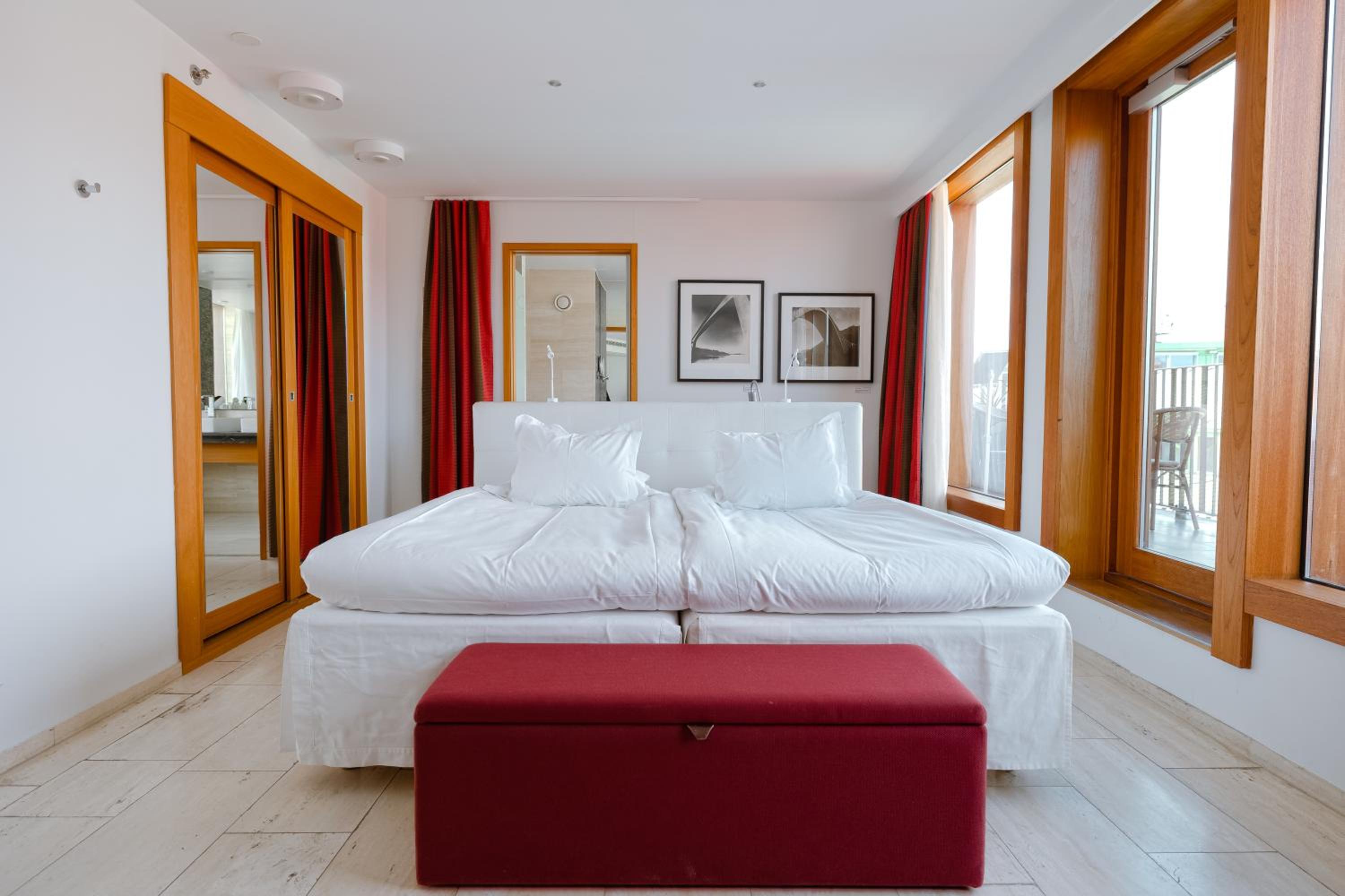 Deluxe Jacuzzi - Photo 2